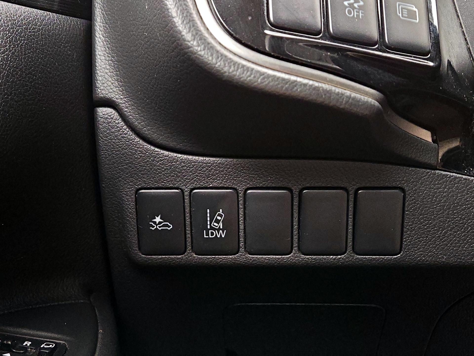 Thumbnail: 2016 Mitsubishi Outlander - 13