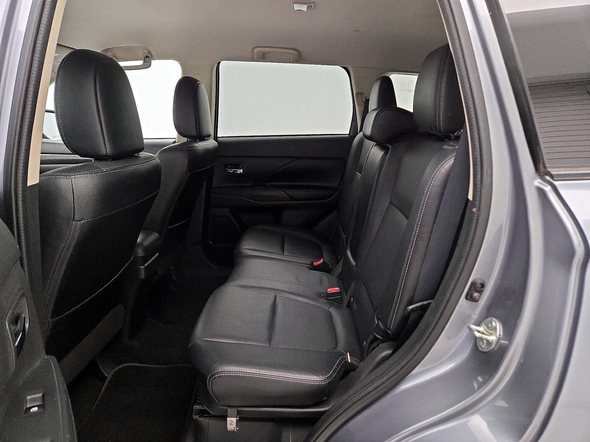 Thumbnail: 2016 Mitsubishi Outlander - 18