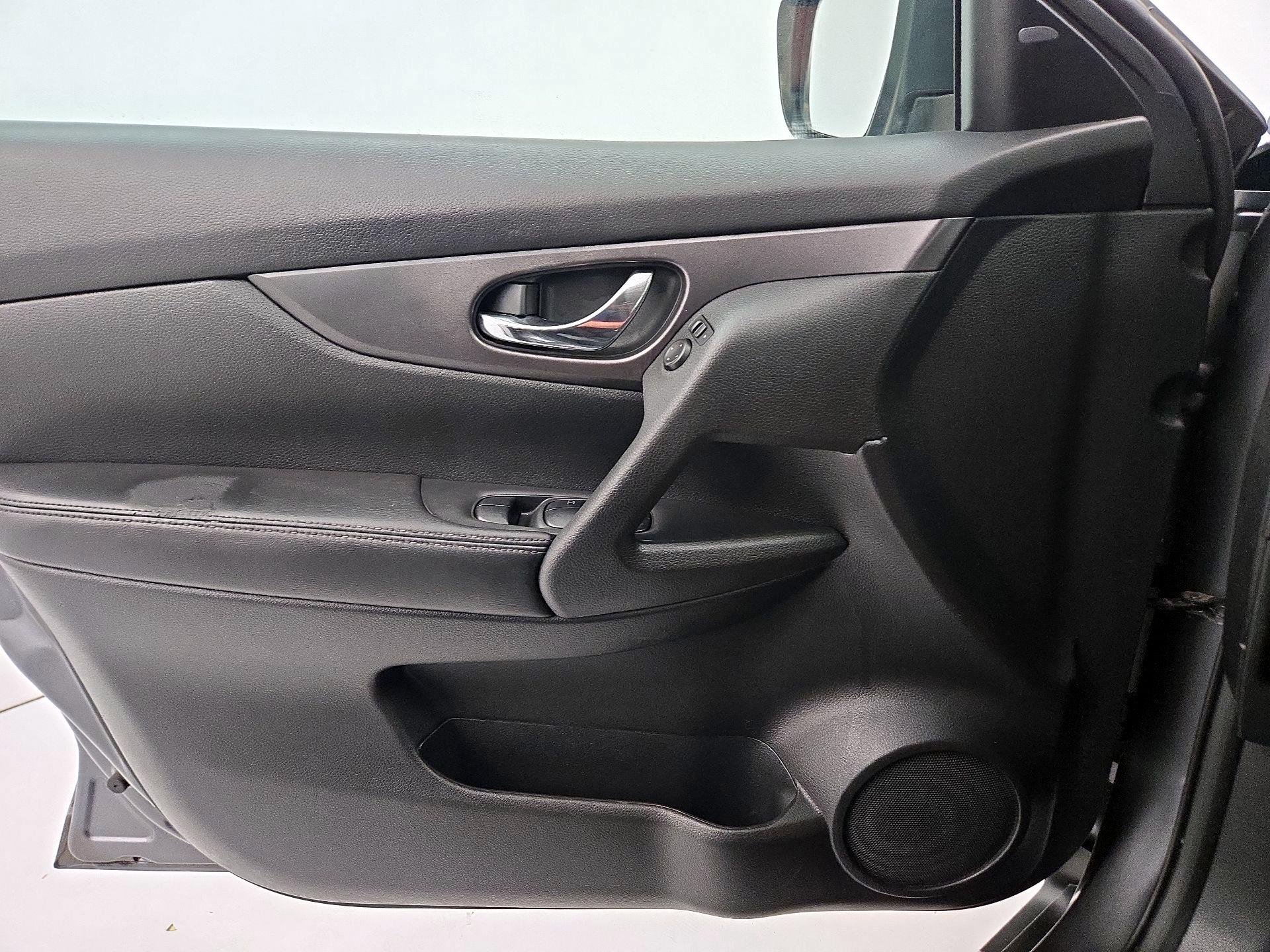 Thumbnail: 2016 Nissan Rogue - 12