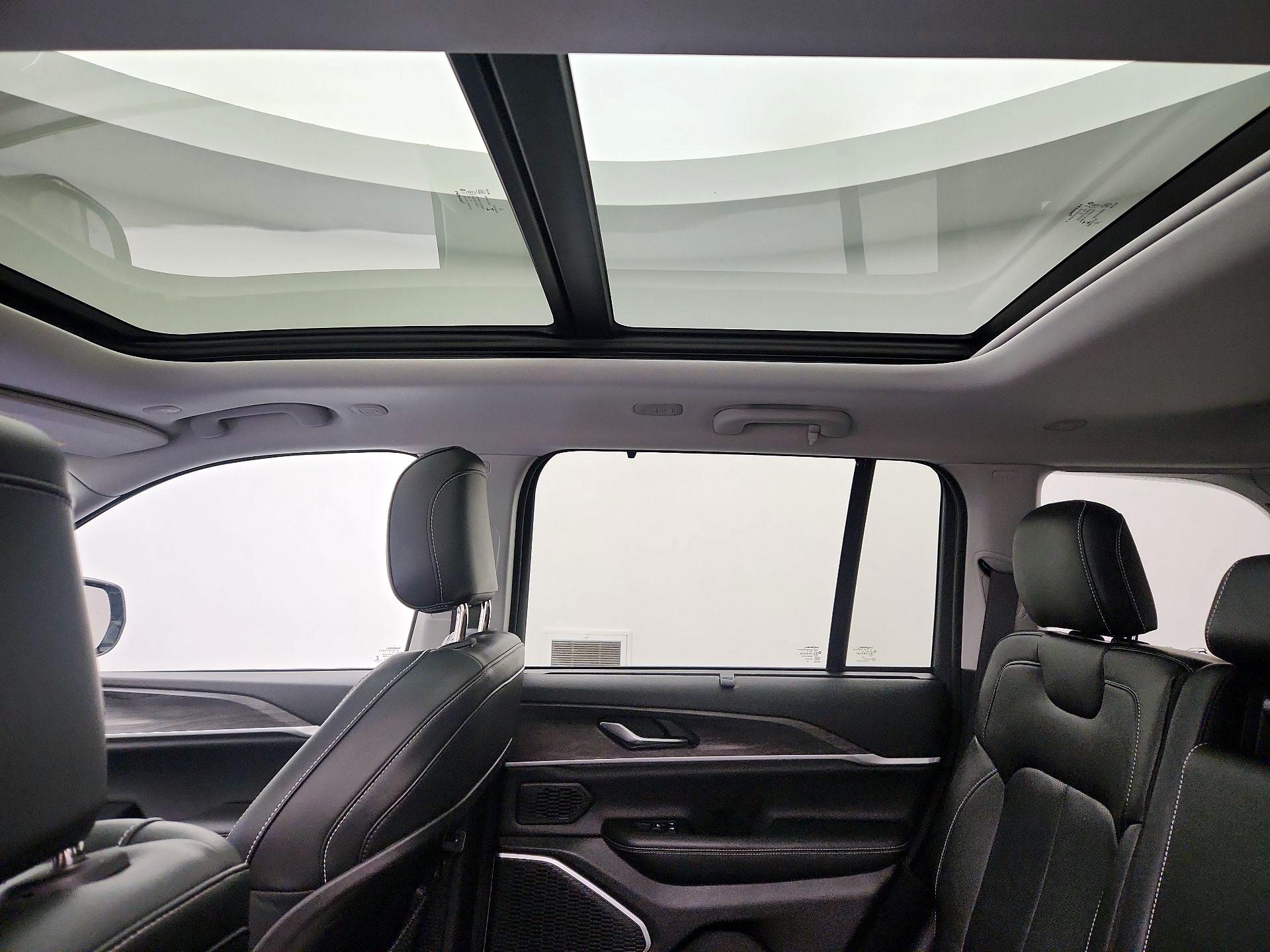Thumbnail: 2022 Jeep Grand Cherokee - 20