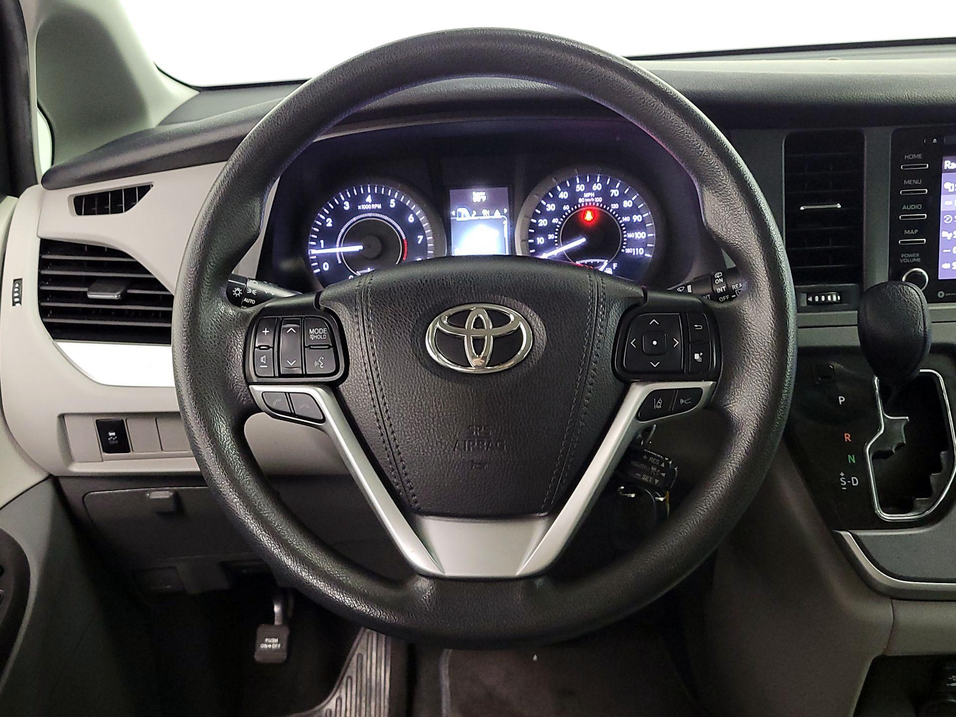 Thumbnail: 2020 Toyota Sienna - 10