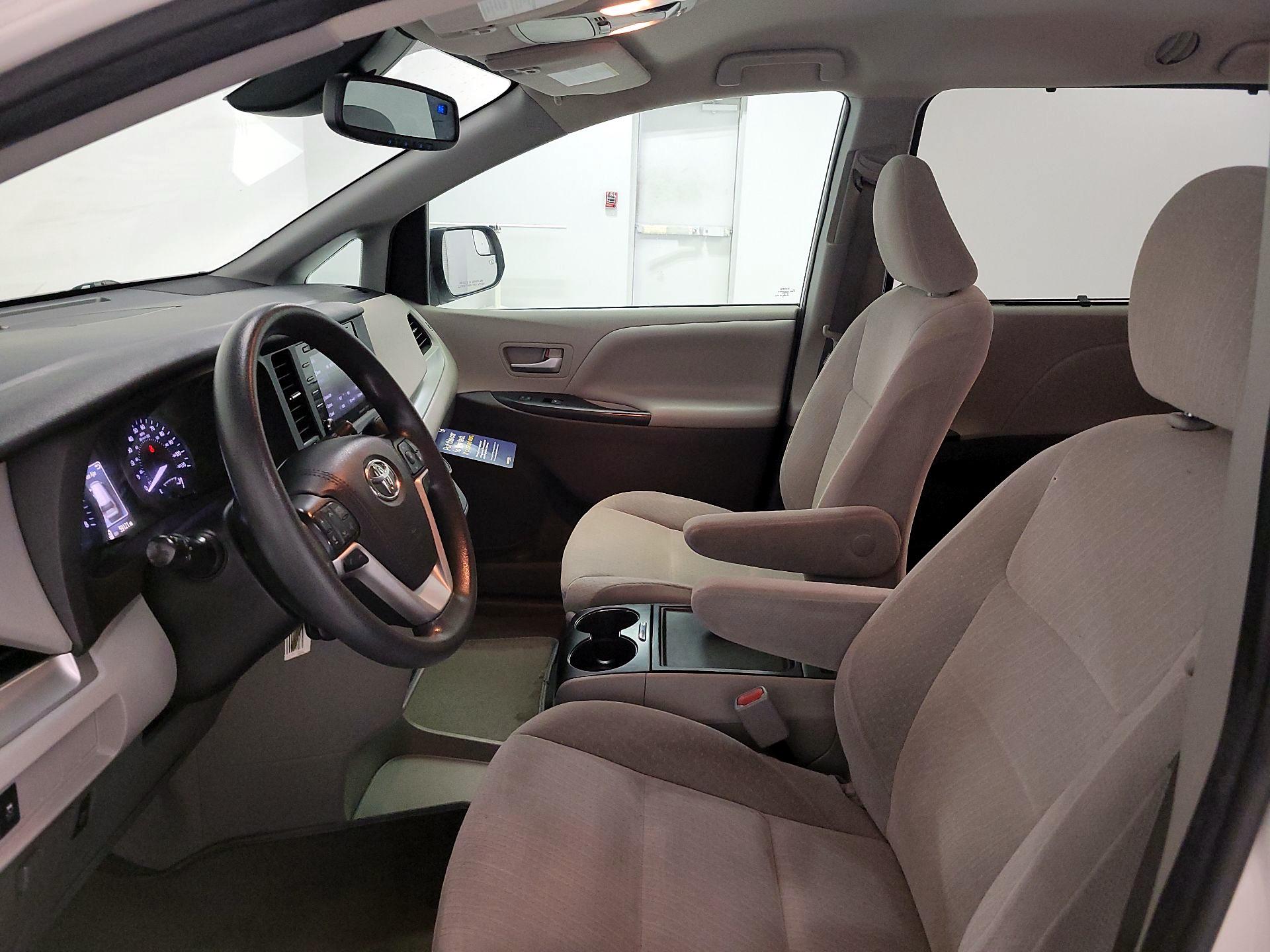 Thumbnail: 2020 Toyota Sienna - 11