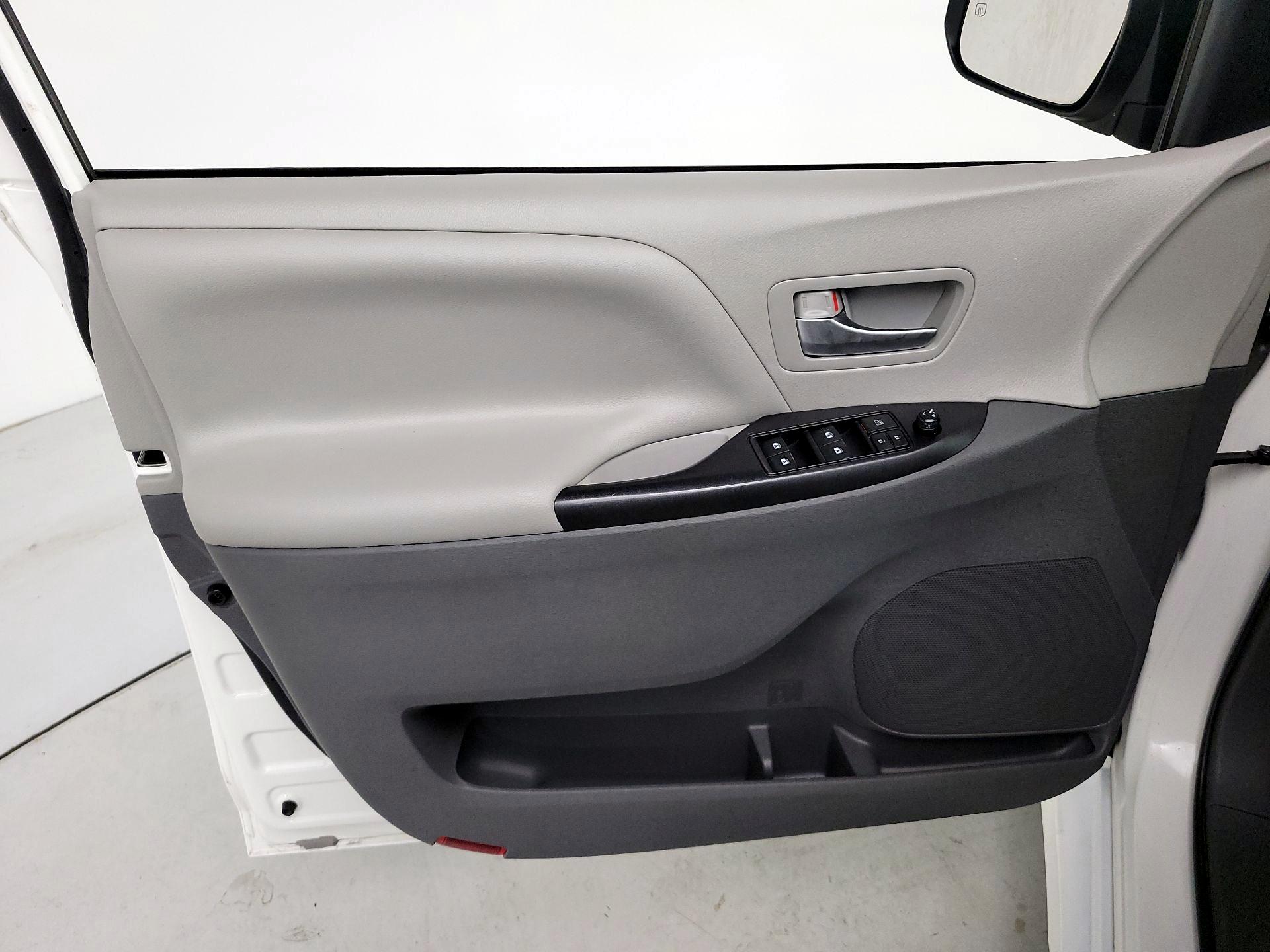 Thumbnail: 2020 Toyota Sienna - 12