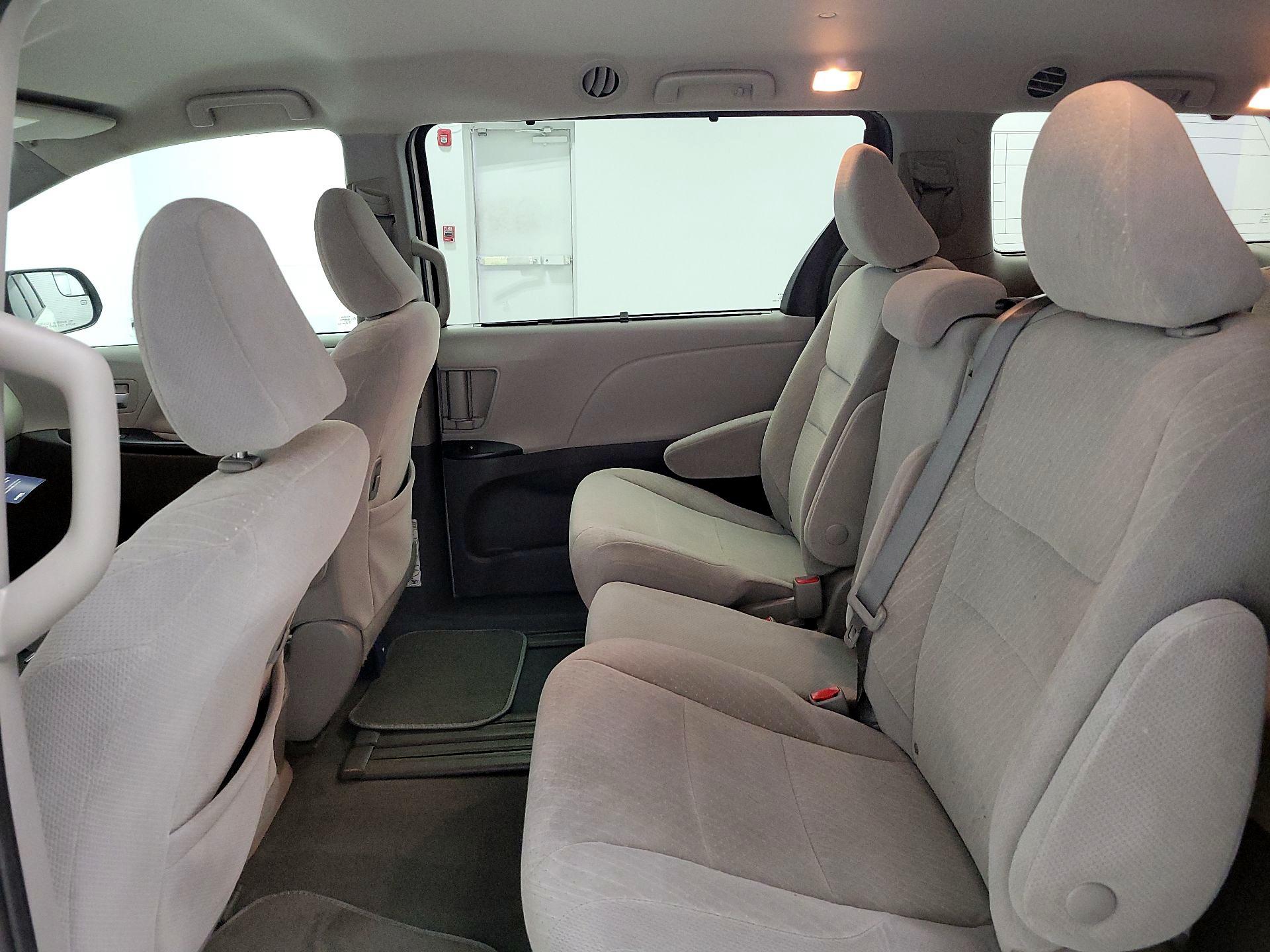 Thumbnail: 2020 Toyota Sienna - 19