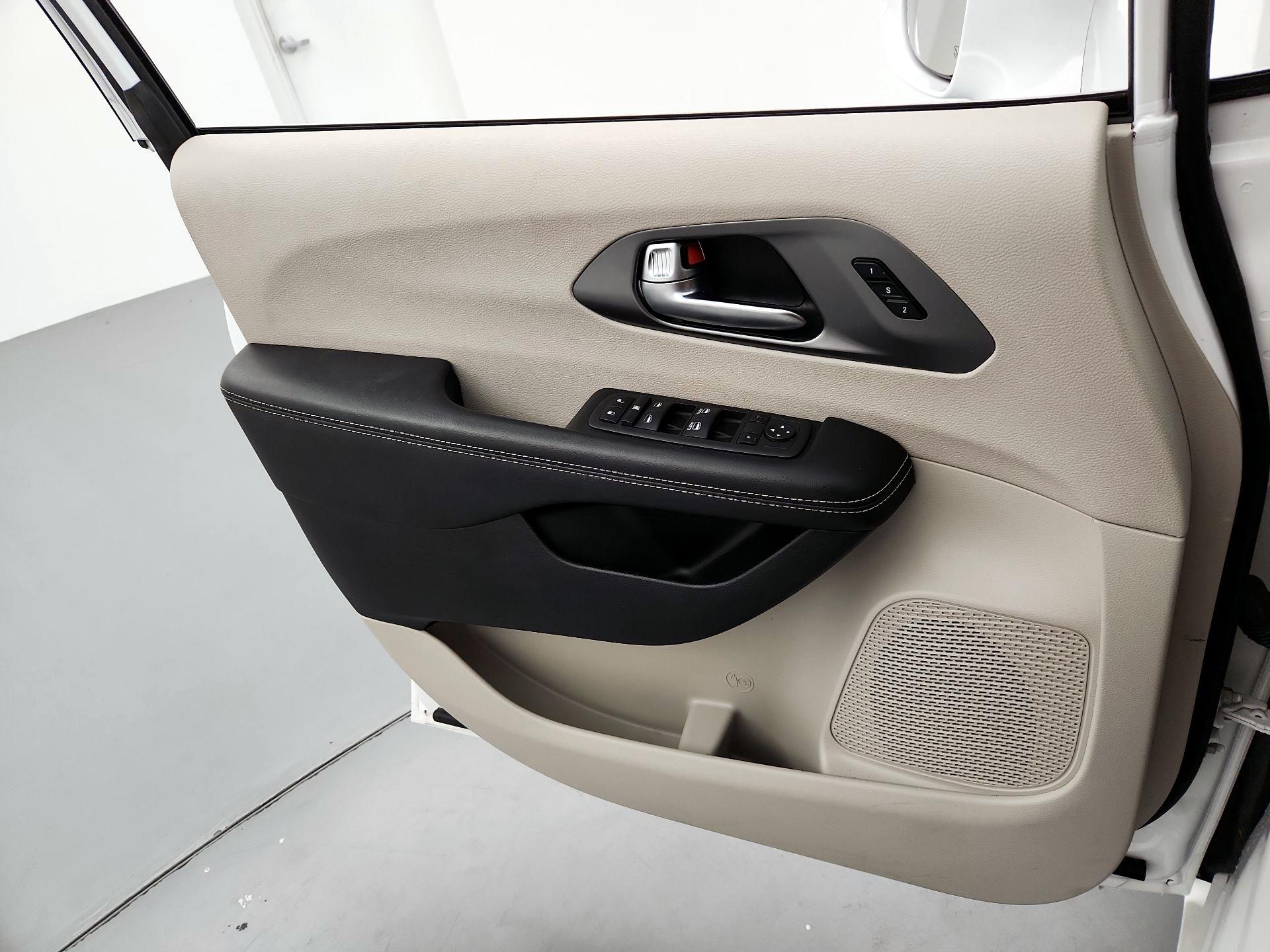 Thumbnail: 2022 Chrysler Pacifica - 12