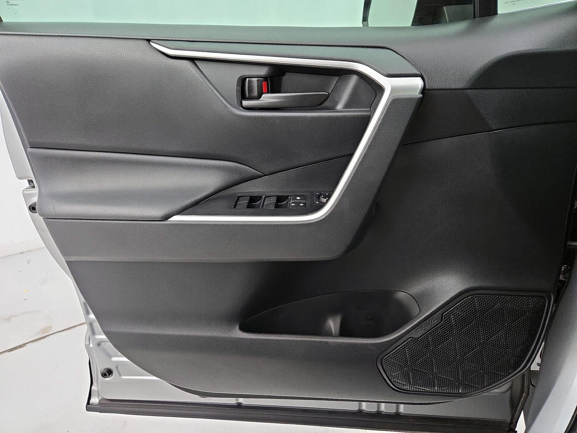 Thumbnail: 2019 Toyota RAV4 - 12