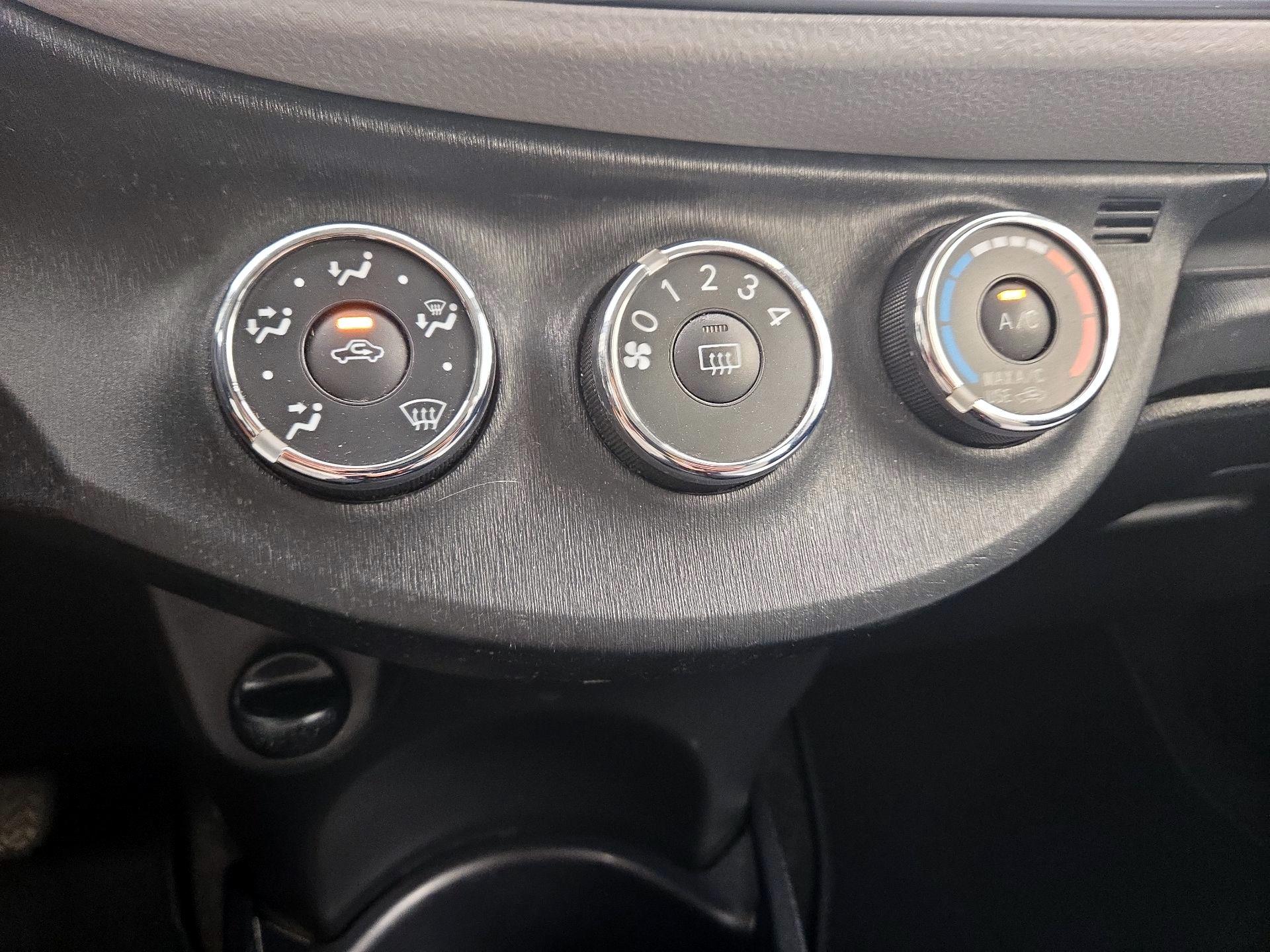 Thumbnail: 2014 Toyota Yaris - 15