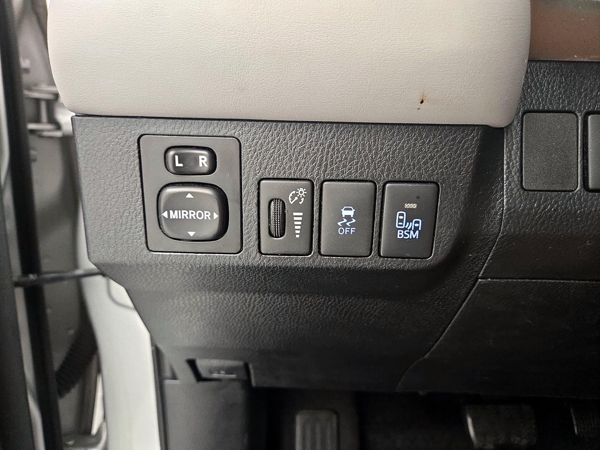 Thumbnail: 2014 Toyota RAV4 - 13