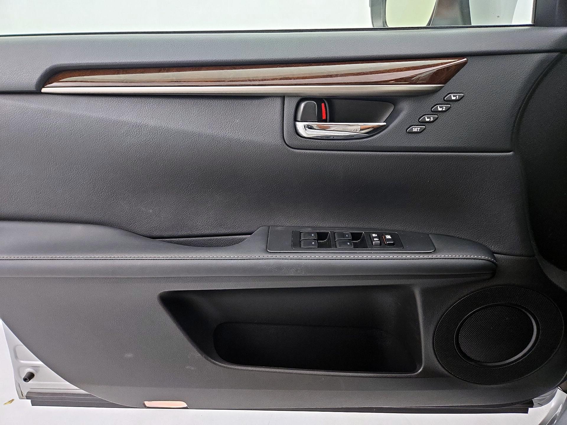 Thumbnail: 2015 Lexus ES - 12