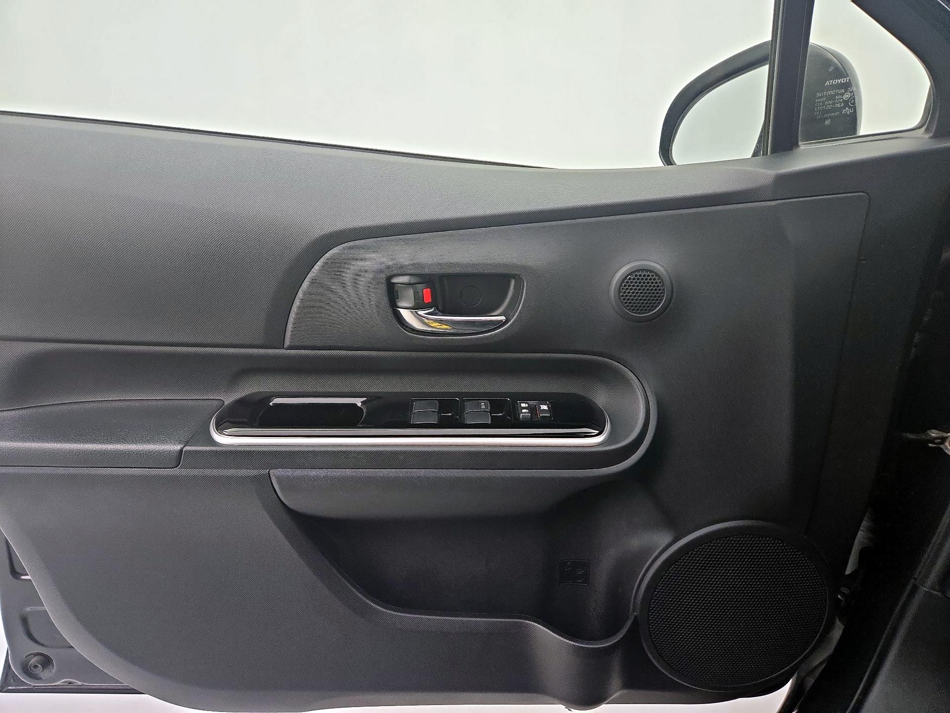 Thumbnail: 2015 Toyota Prius c - 12