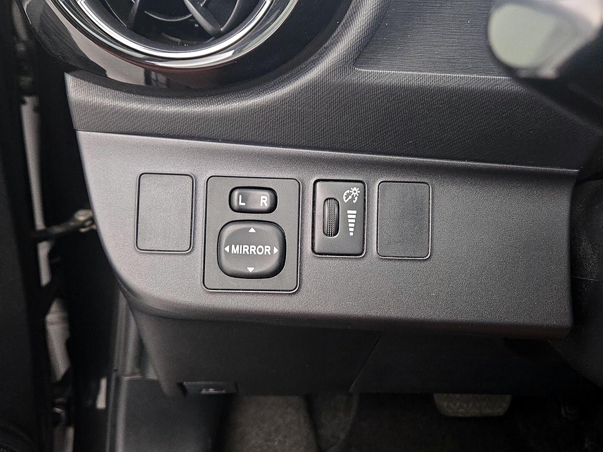 Thumbnail: 2015 Toyota Prius c - 13