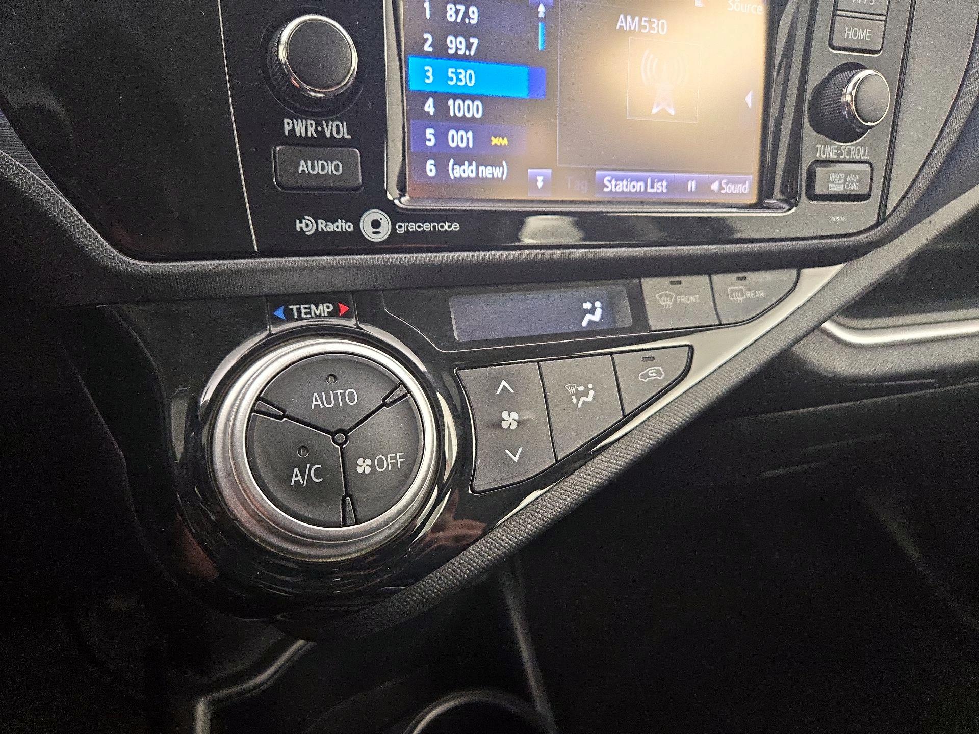 Thumbnail: 2015 Toyota Prius c - 15
