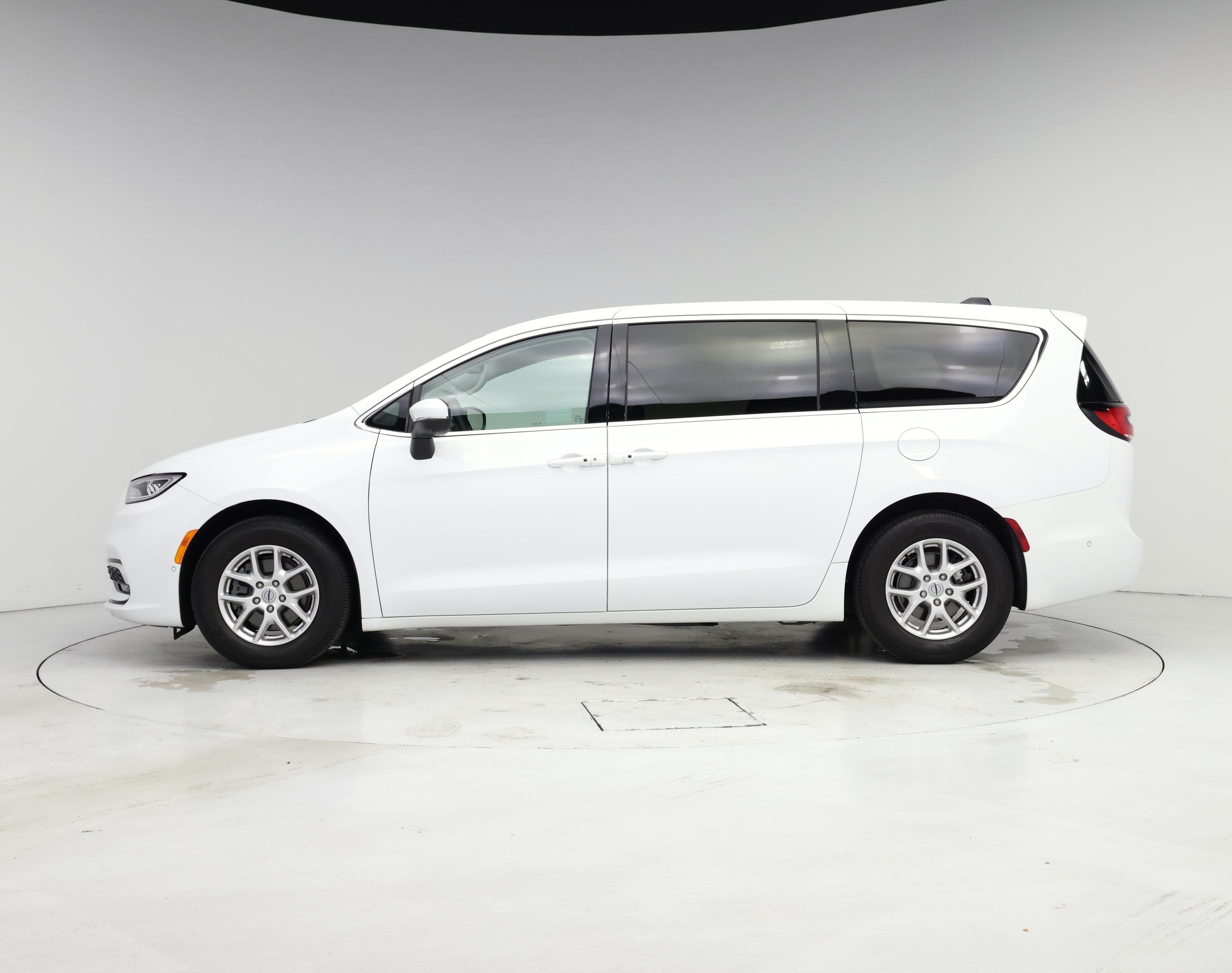 Thumbnail: 2023 Chrysler Pacifica - 3