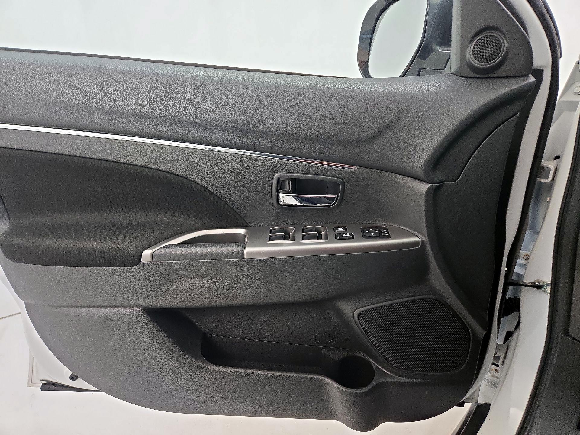 Thumbnail: 2019 Mitsubishi Outlander Sport - 12