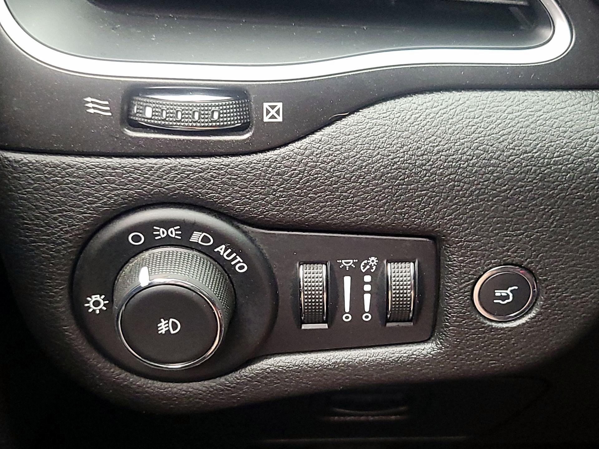 Thumbnail: 2019 Jeep Cherokee - 13