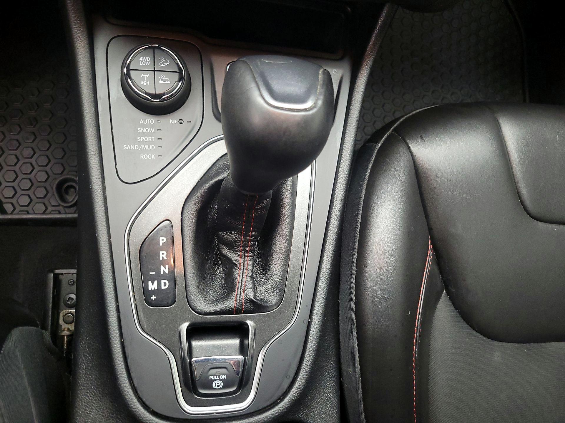 Thumbnail: 2019 Jeep Cherokee - 17