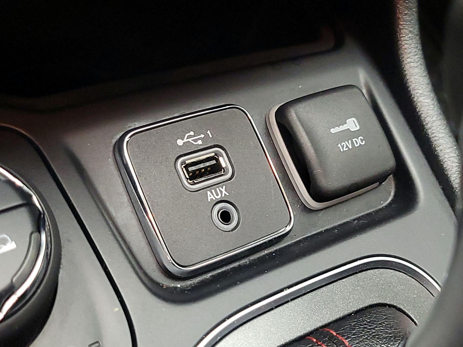 Thumbnail: 2019 Jeep Cherokee - 18