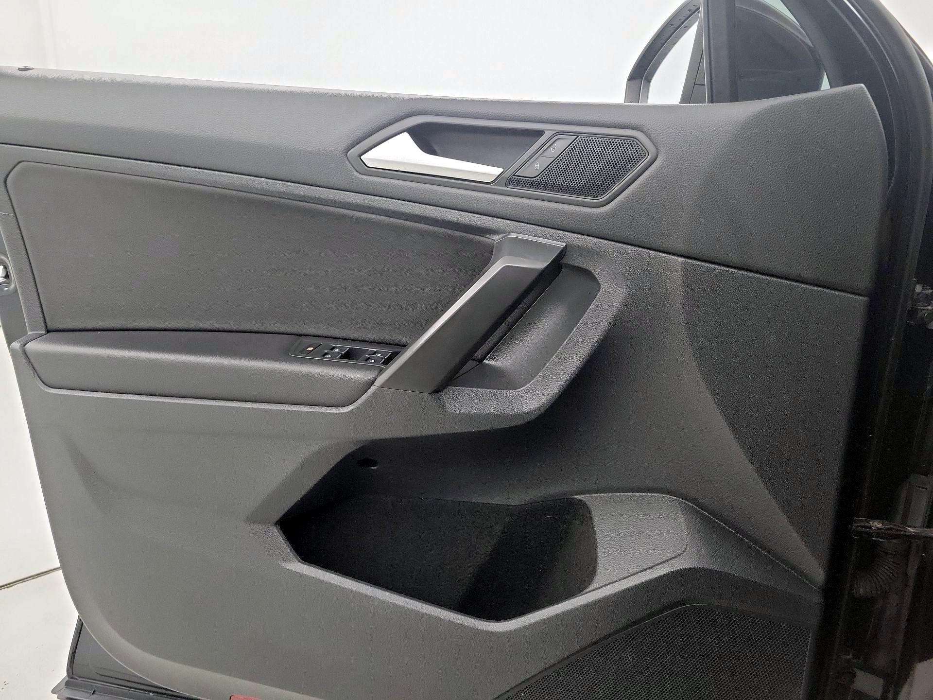Thumbnail: 2021 Volkswagen Tiguan - 12
