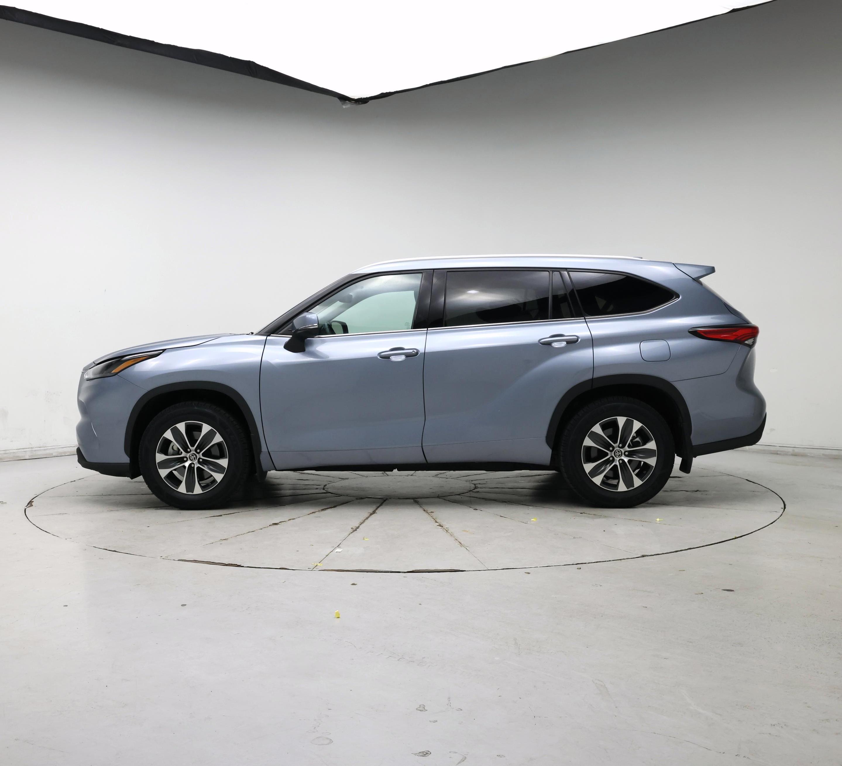 Thumbnail: 2022 Toyota Highlander - 3
