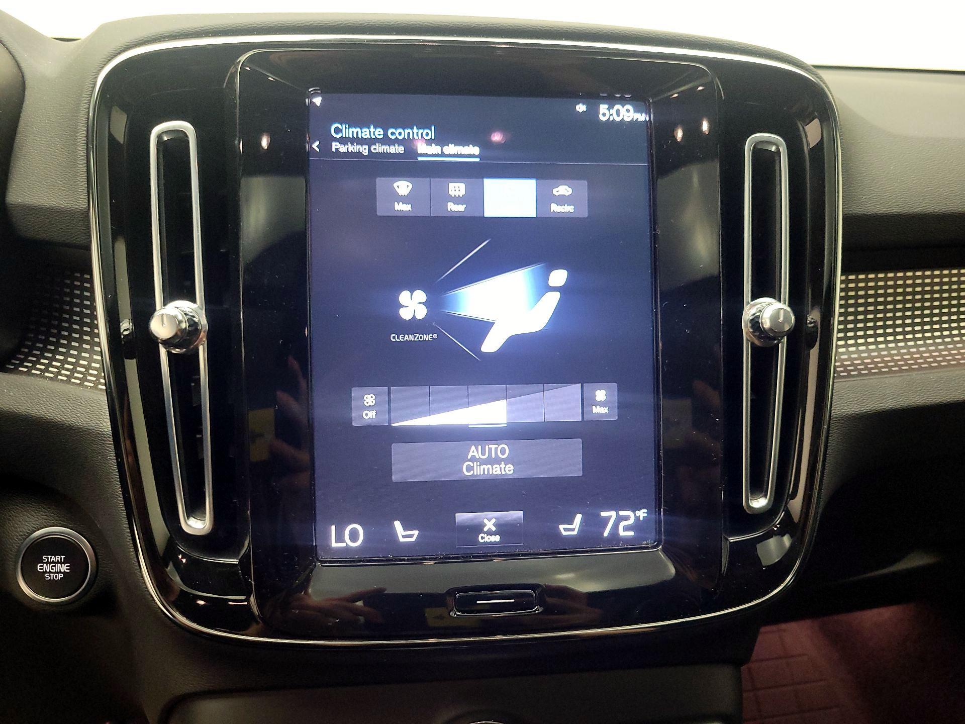 Thumbnail: 2022 Volvo XC40 - 17