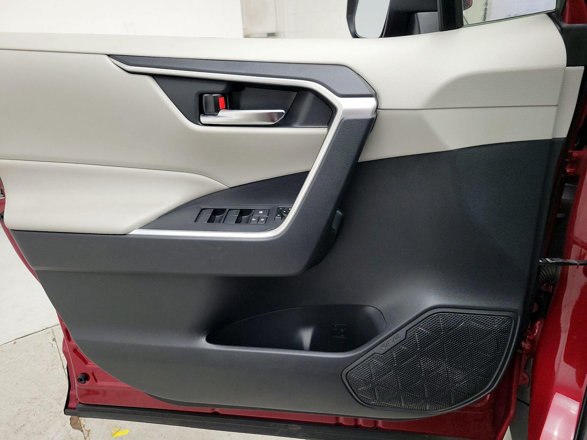 Thumbnail: 2019 Toyota RAV4 - 12