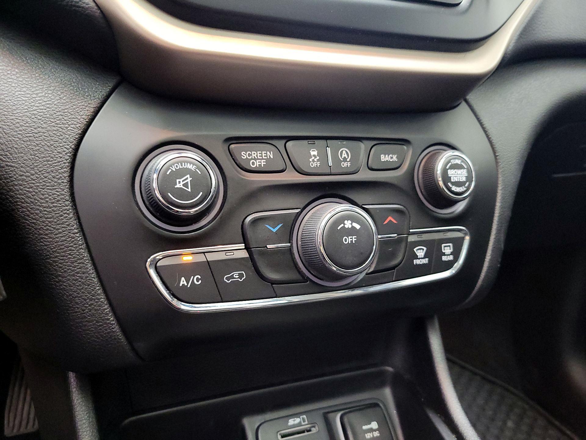 Thumbnail: 2017 Jeep Cherokee - 16