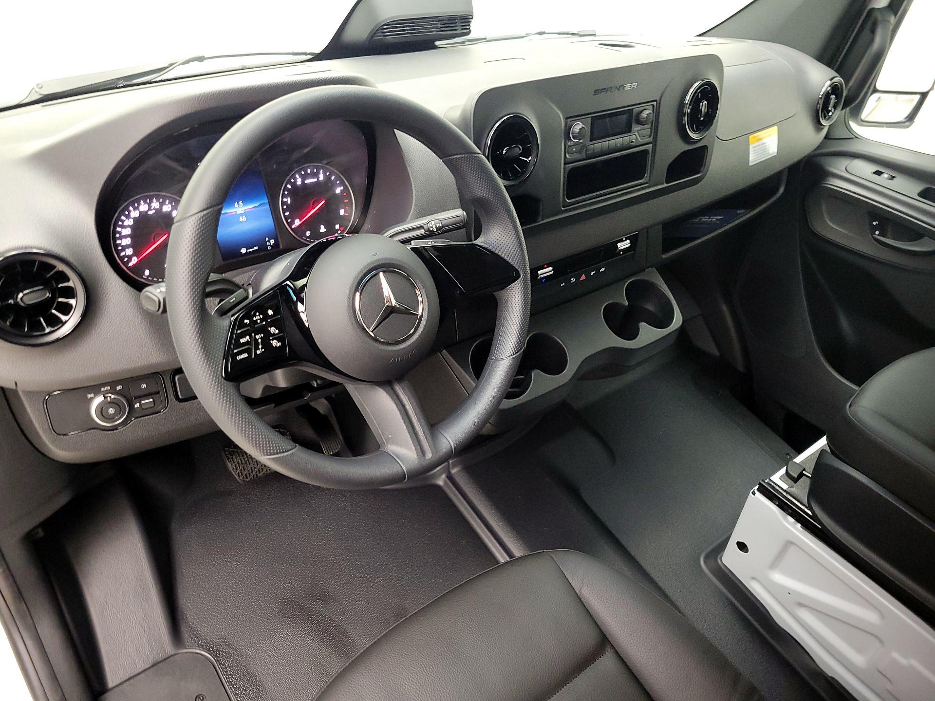 Thumbnail: 2025 Mercedes-Benz Sprinter - 9