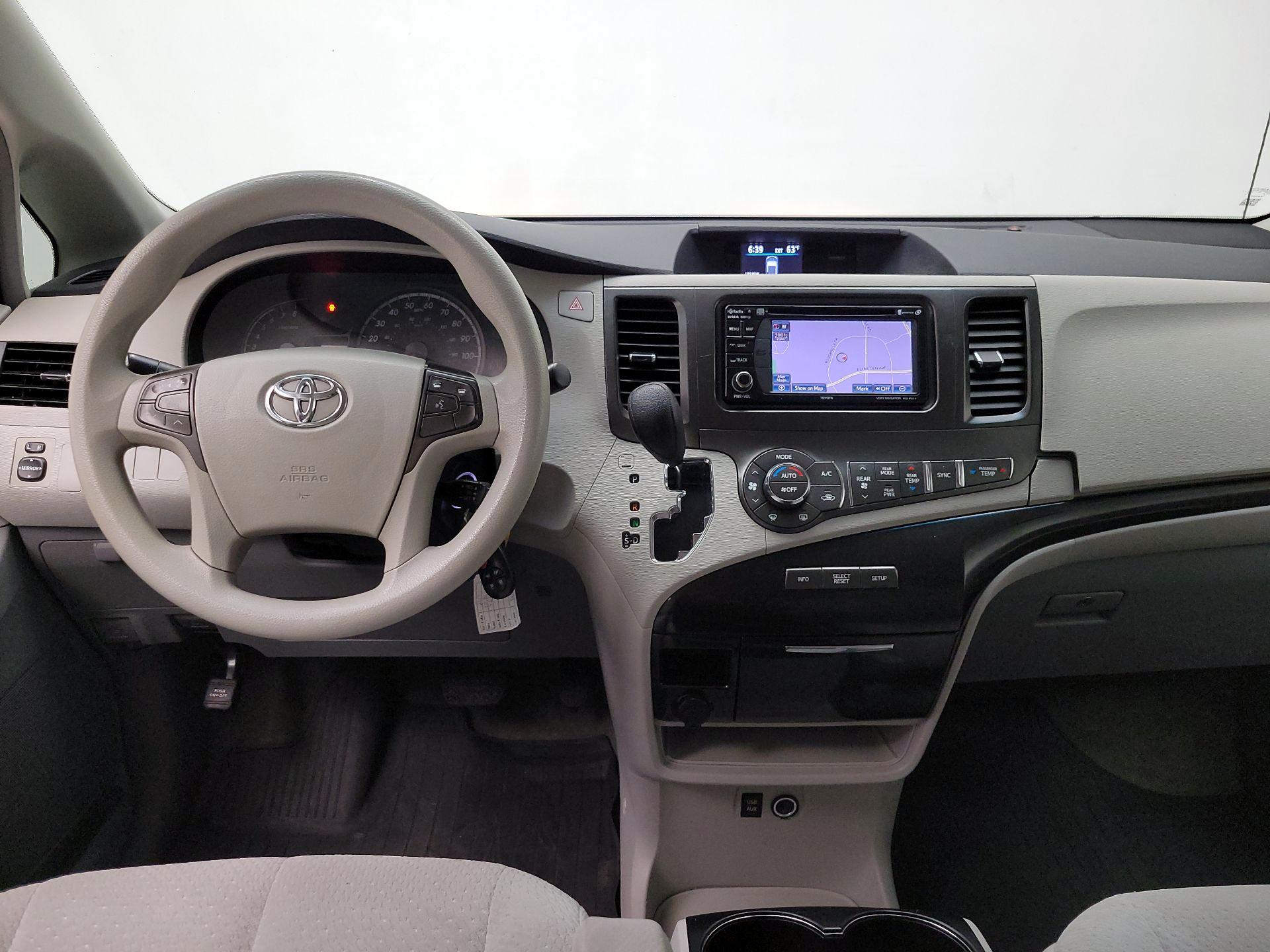 Thumbnail: 2014 Toyota Sienna - 9