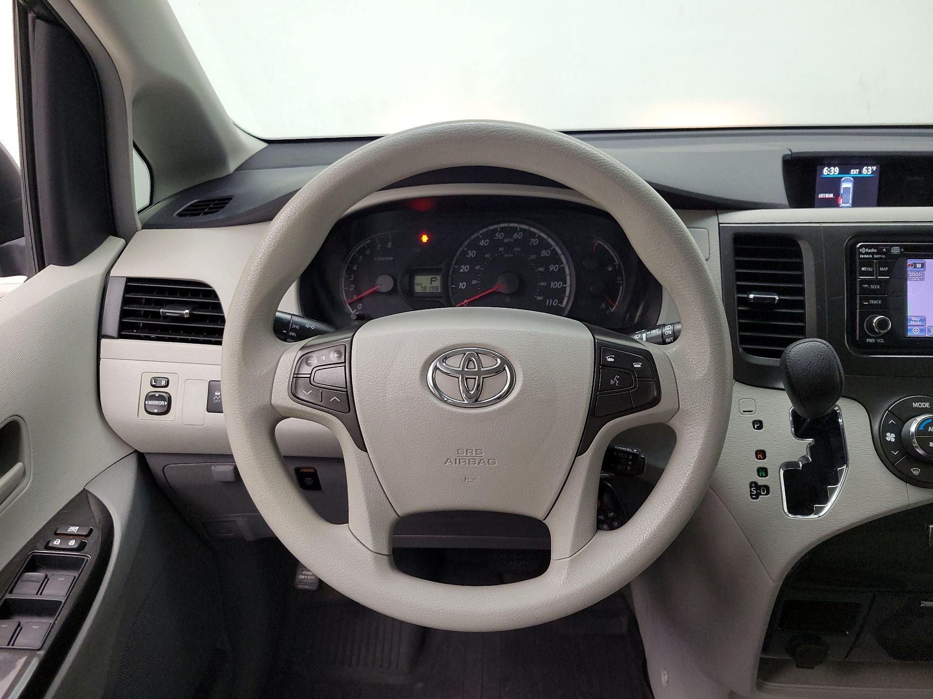 Thumbnail: 2014 Toyota Sienna - 10