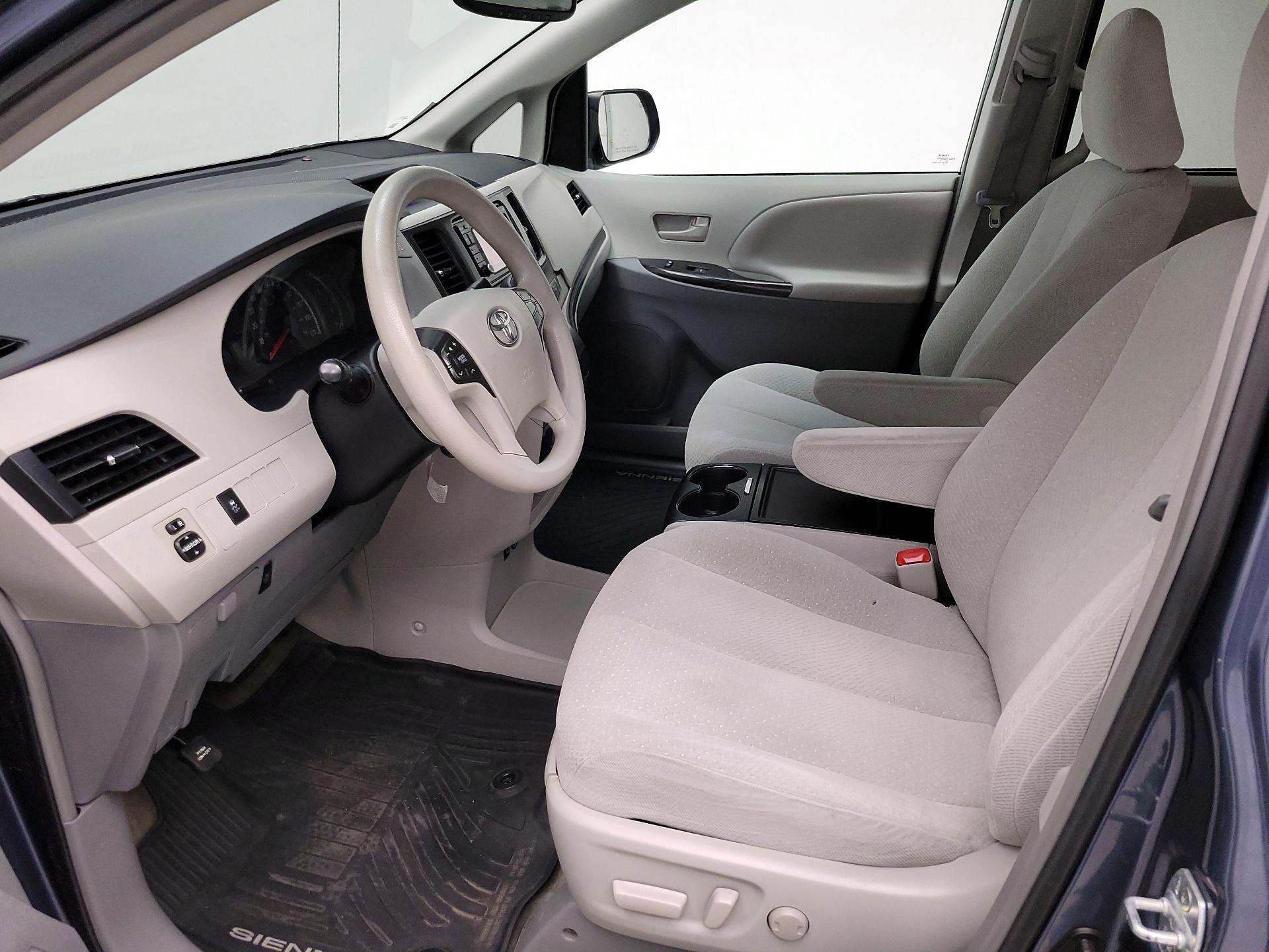 Thumbnail: 2014 Toyota Sienna - 11