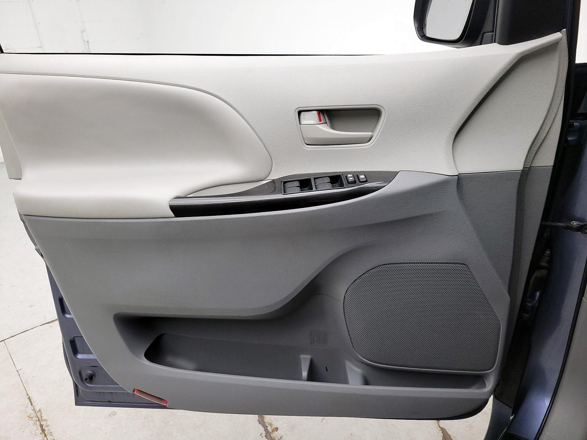 Thumbnail: 2014 Toyota Sienna - 12