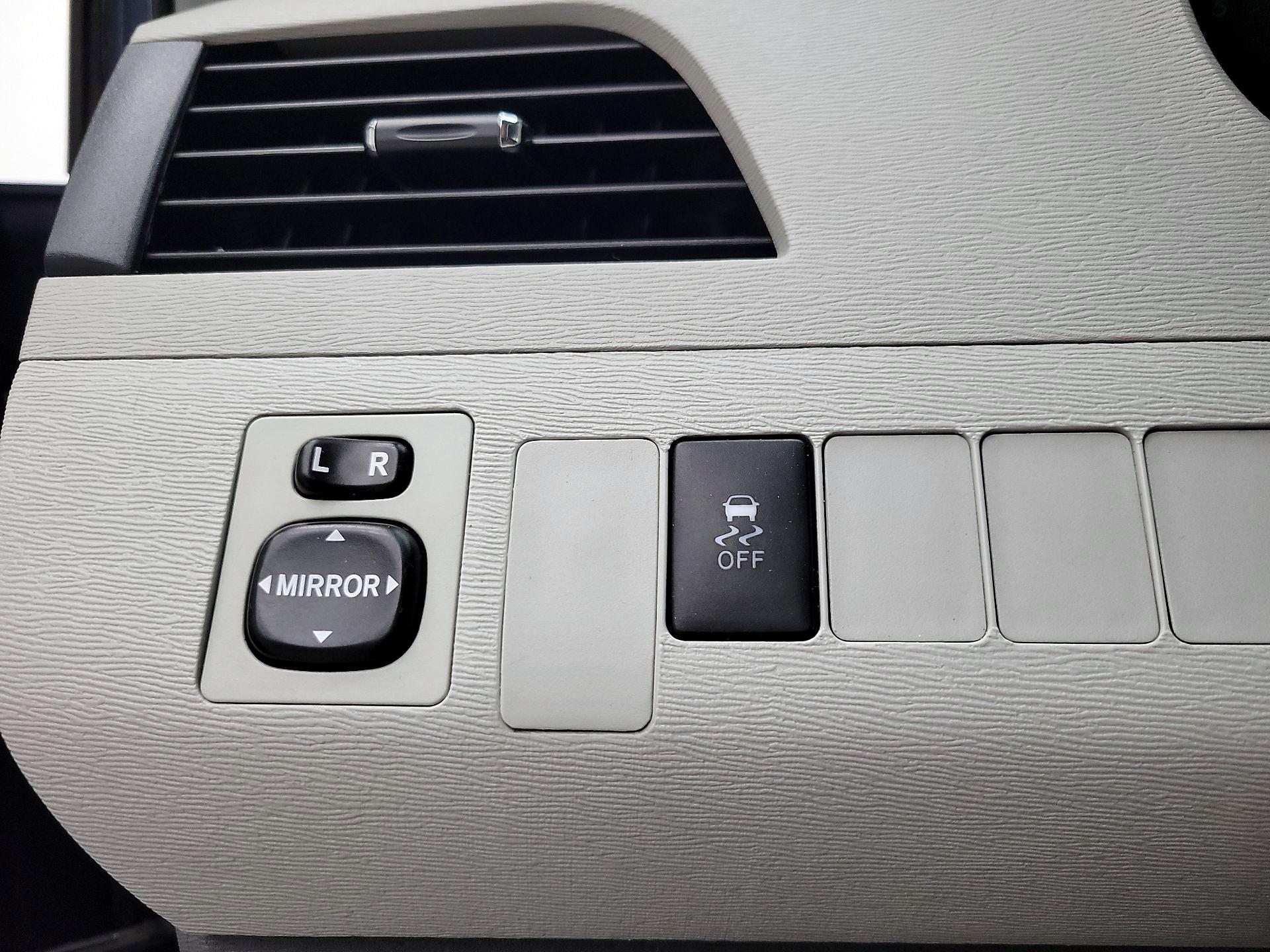 Thumbnail: 2014 Toyota Sienna - 13