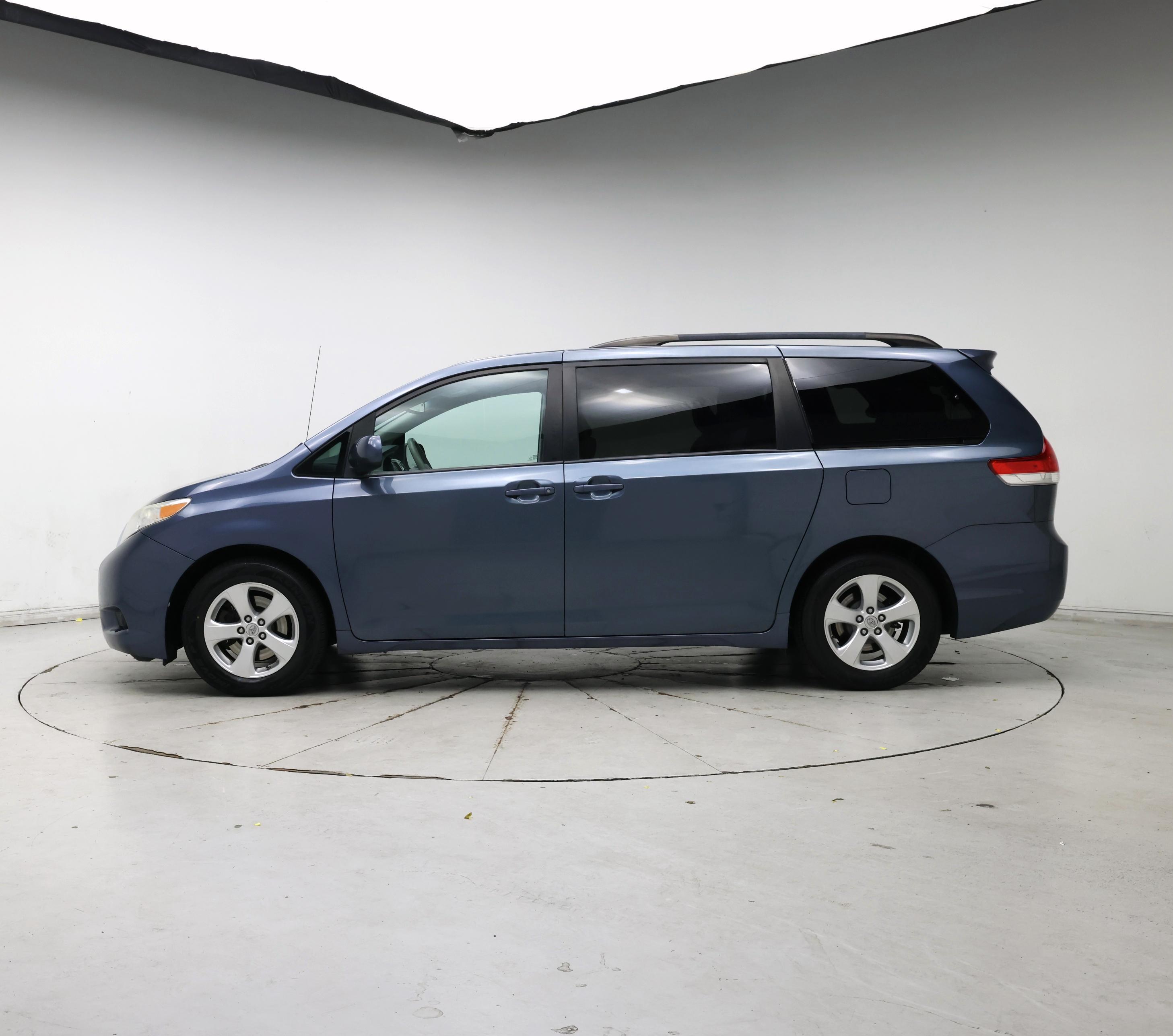 Thumbnail: 2014 Toyota Sienna - 3