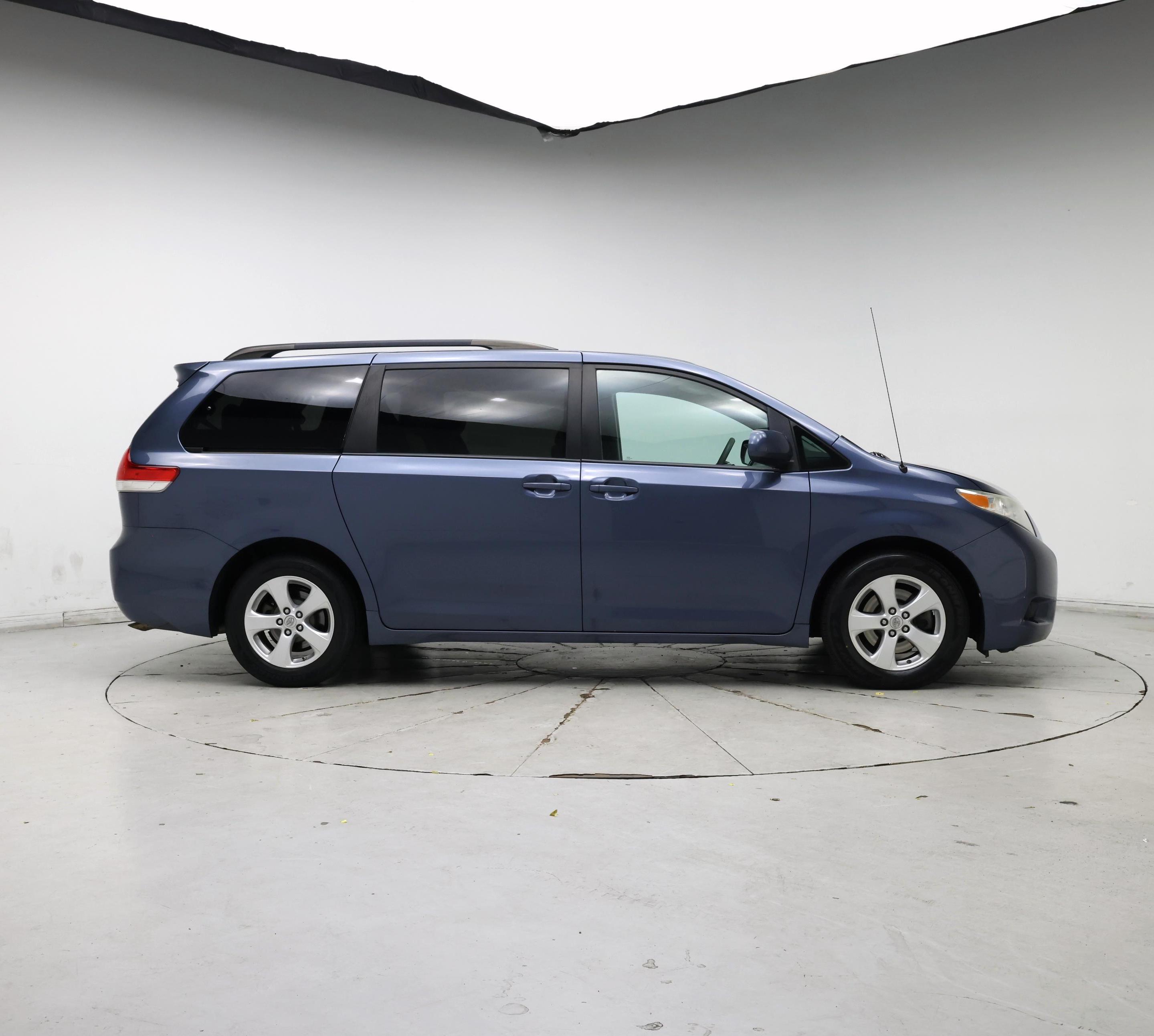 Thumbnail: 2014 Toyota Sienna - 7