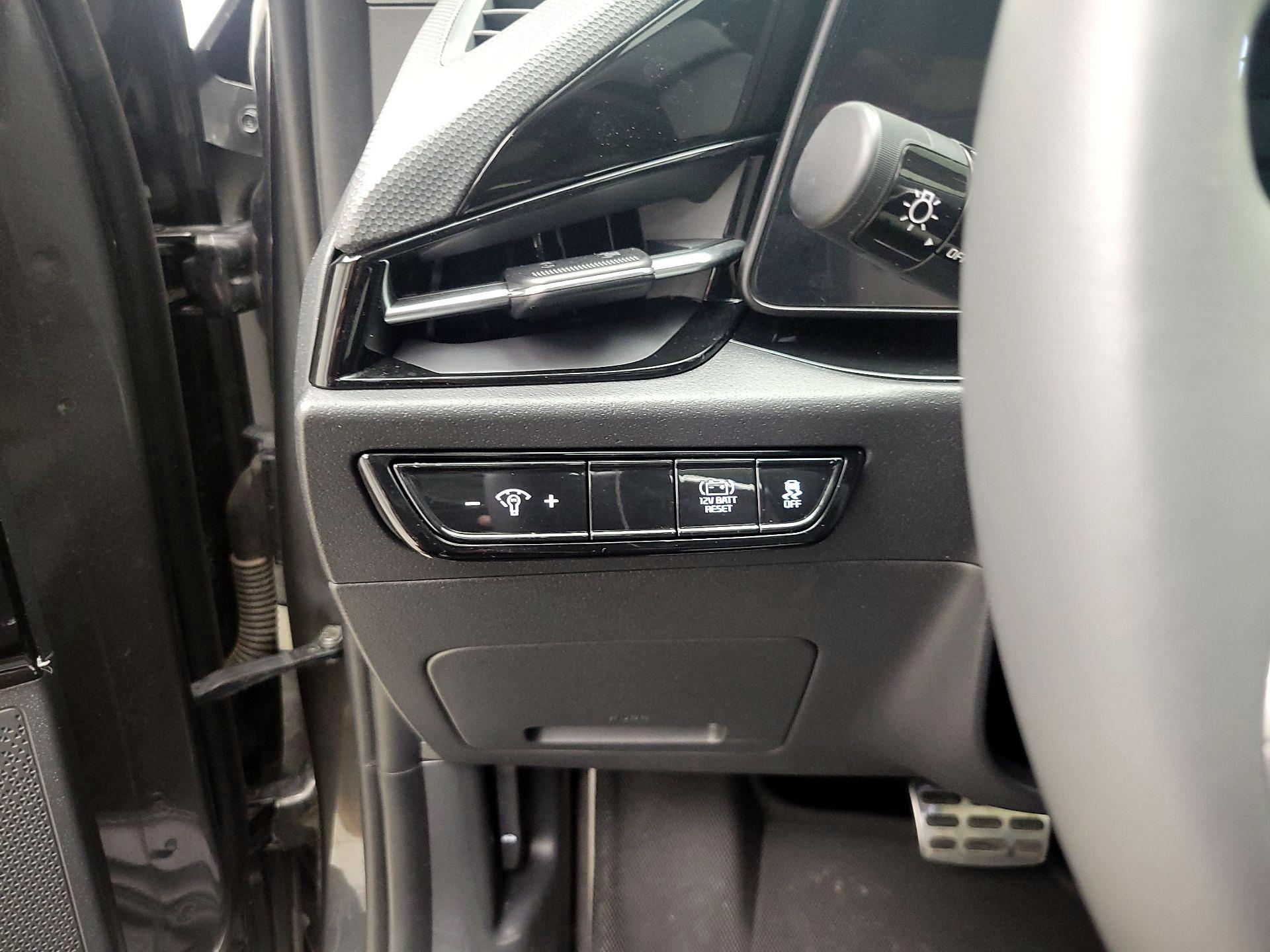 Thumbnail: 2023 Kia Niro - 13