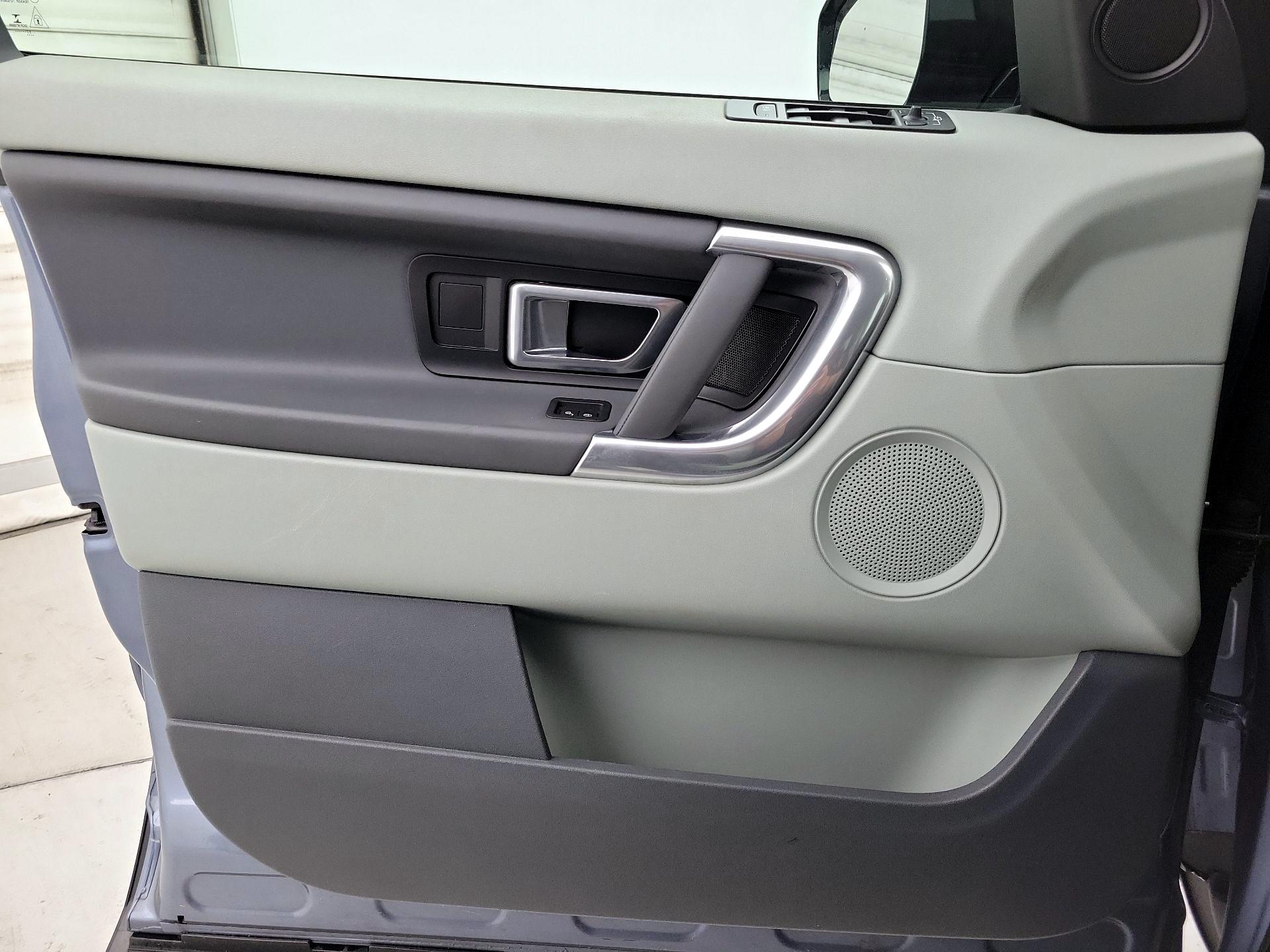 Thumbnail: 2018 Land Rover Discovery Sport - 10