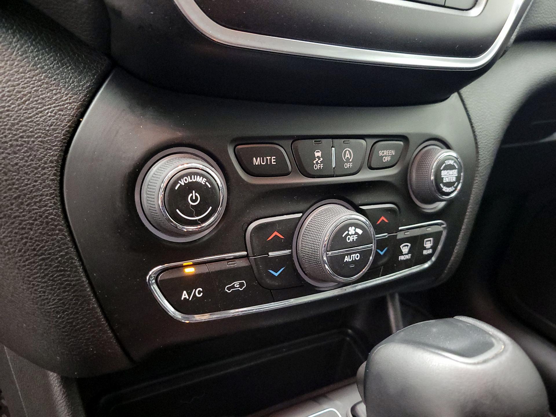 Thumbnail: 2021 Jeep Cherokee - 17