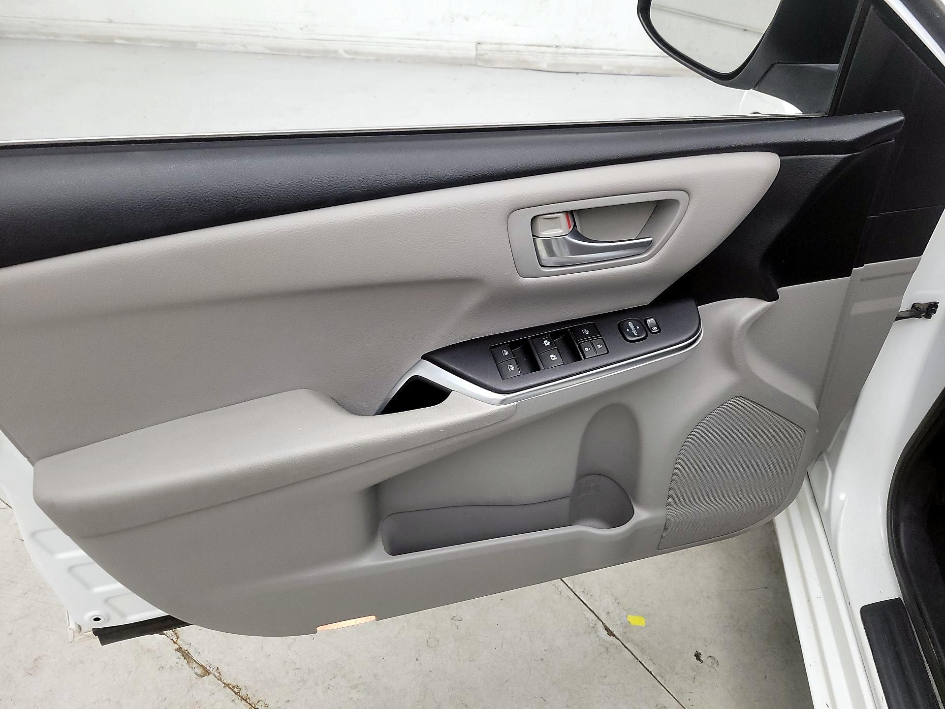 Thumbnail: 2015 Toyota Camry - 12