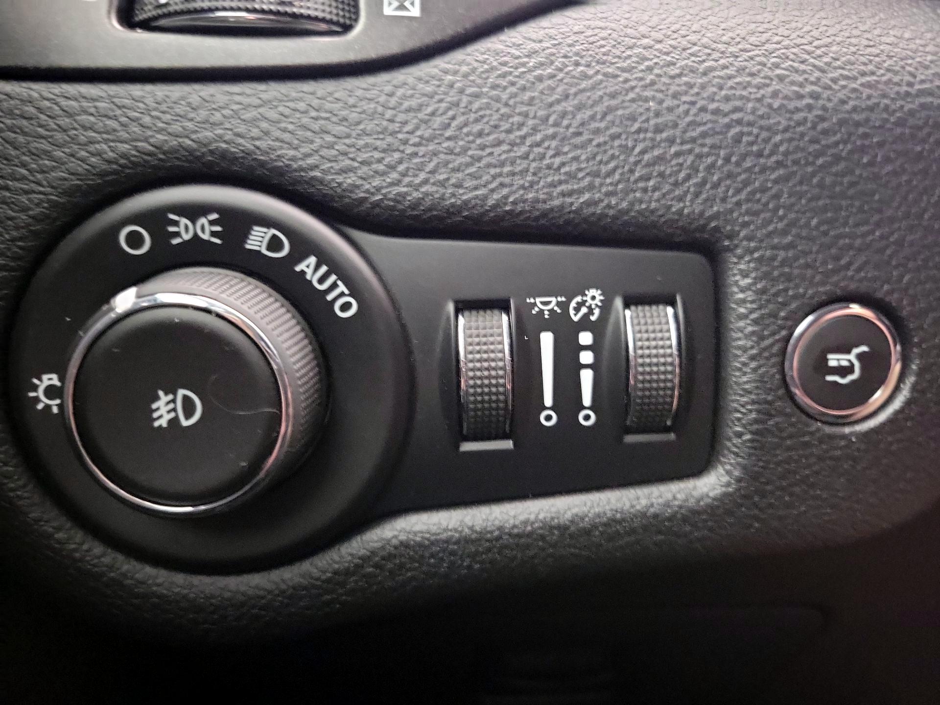 Thumbnail: 2019 Jeep Cherokee - 11