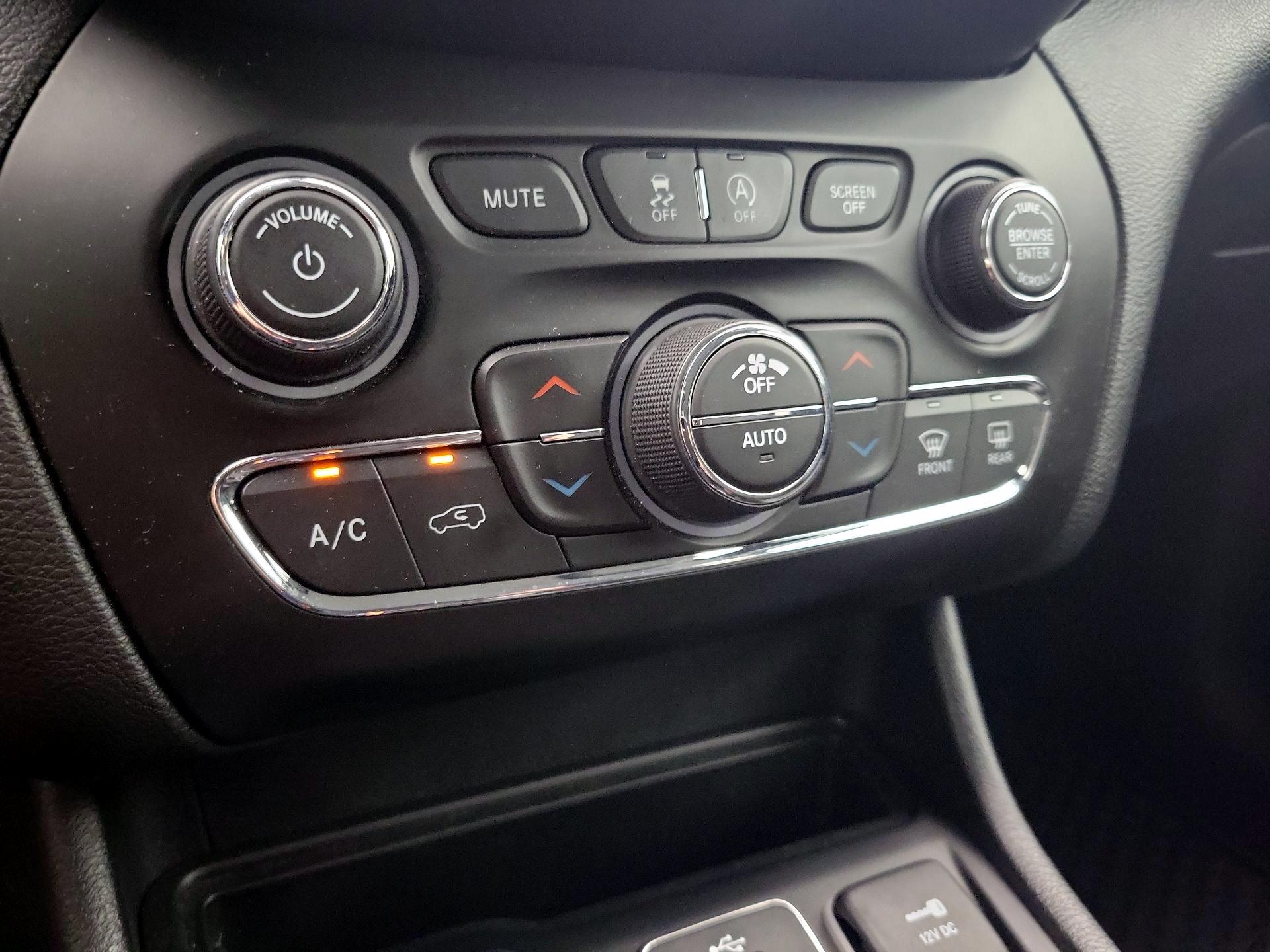 Thumbnail: 2019 Jeep Cherokee - 14