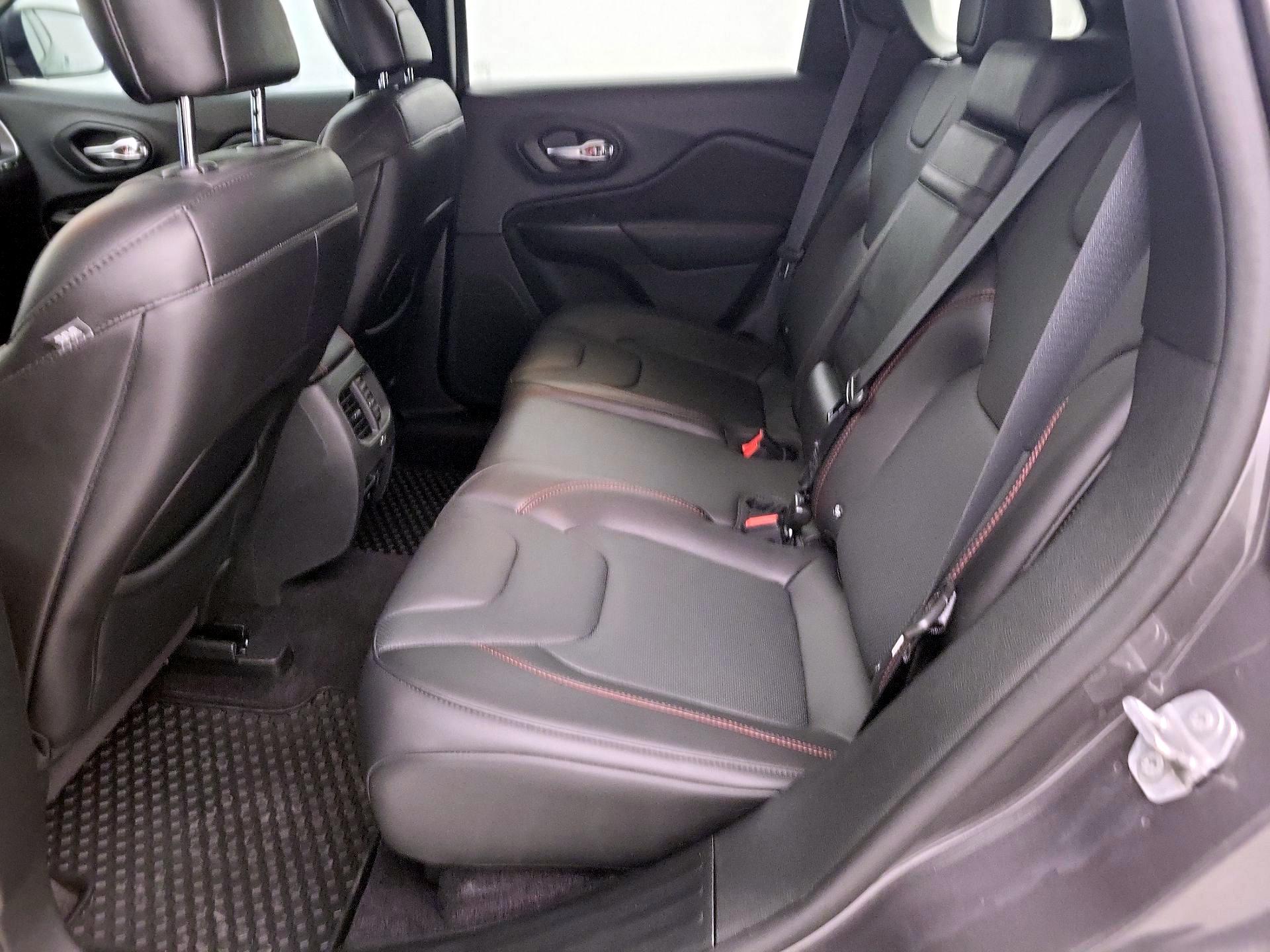 Thumbnail: 2019 Jeep Cherokee - 17