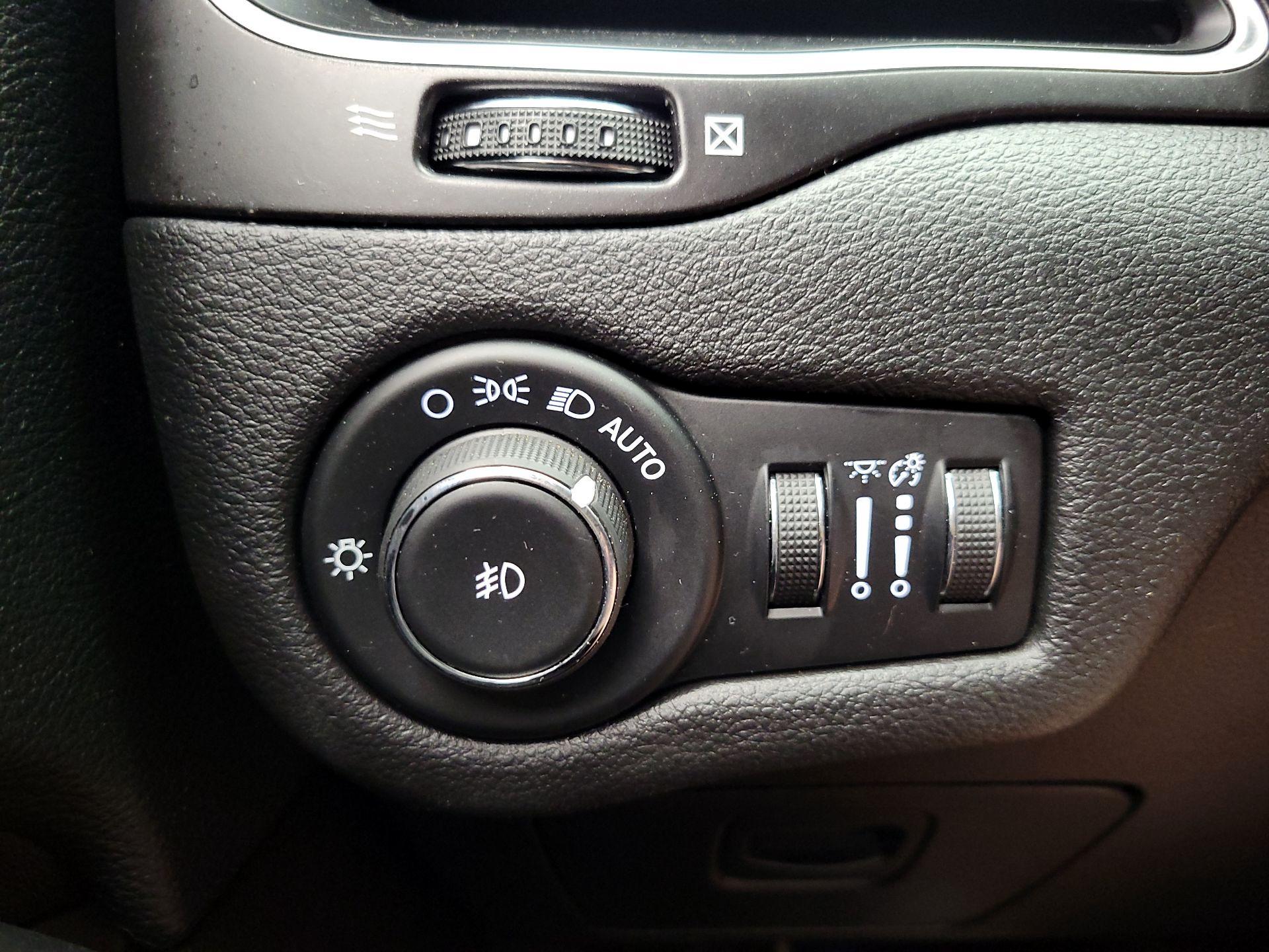 Thumbnail: 2020 Jeep Cherokee - 13