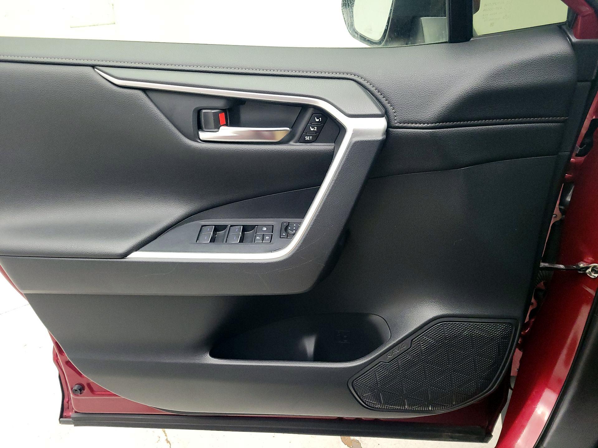 Thumbnail: 2022 Toyota RAV4 - 12
