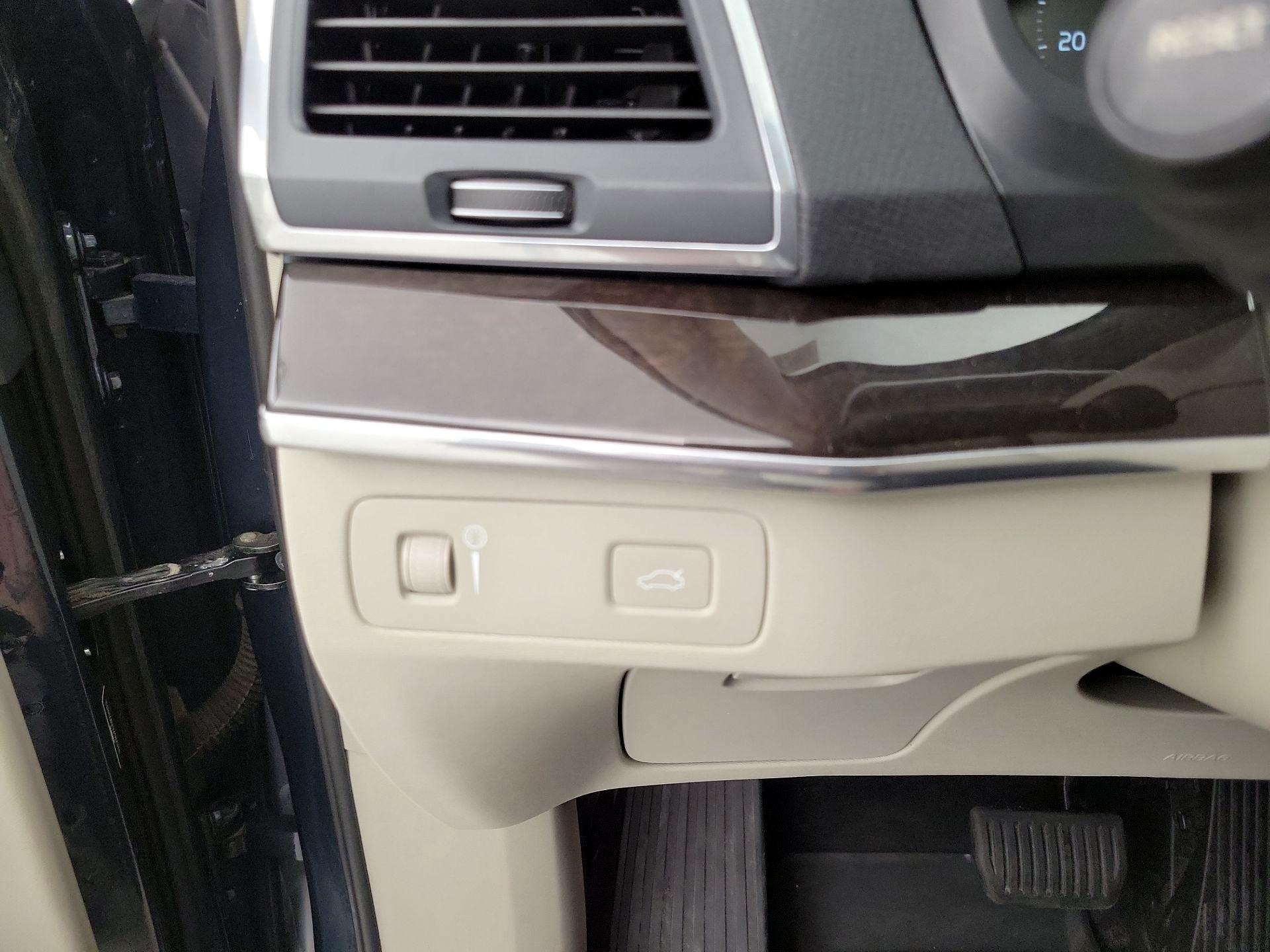 Thumbnail: 2019 Volvo XC90 - 13