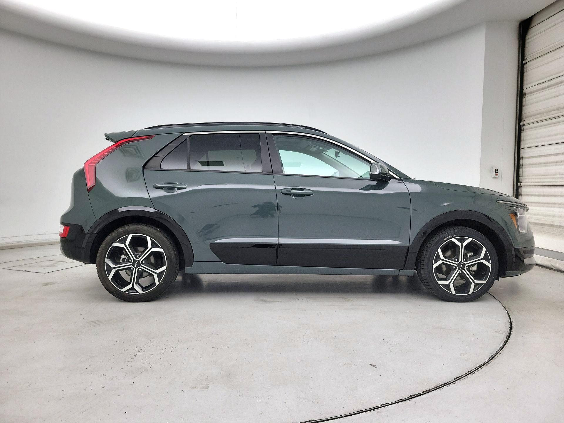 Thumbnail: 2023 Kia Niro - 4