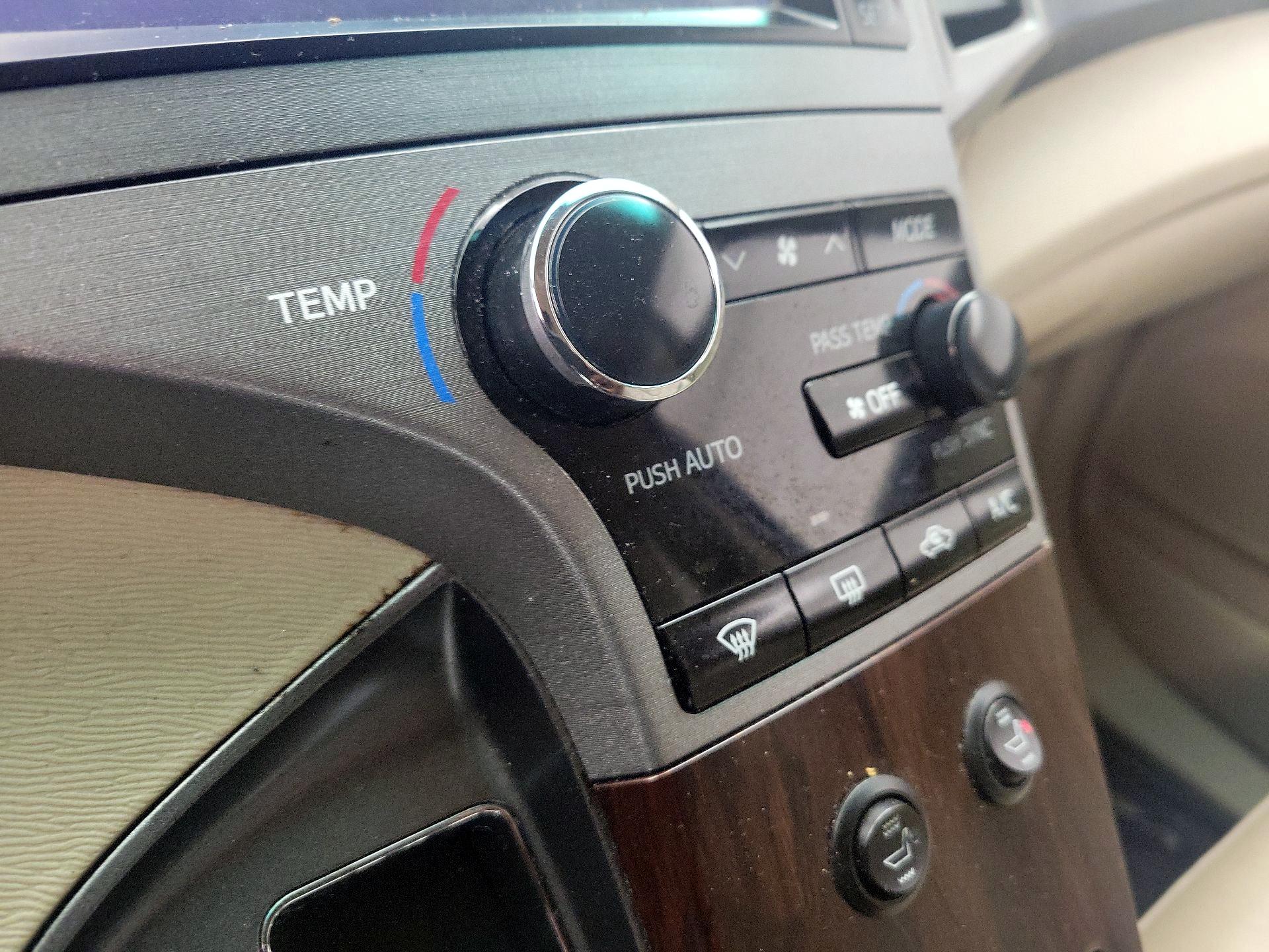 Thumbnail: 2013 Toyota Venza - 16
