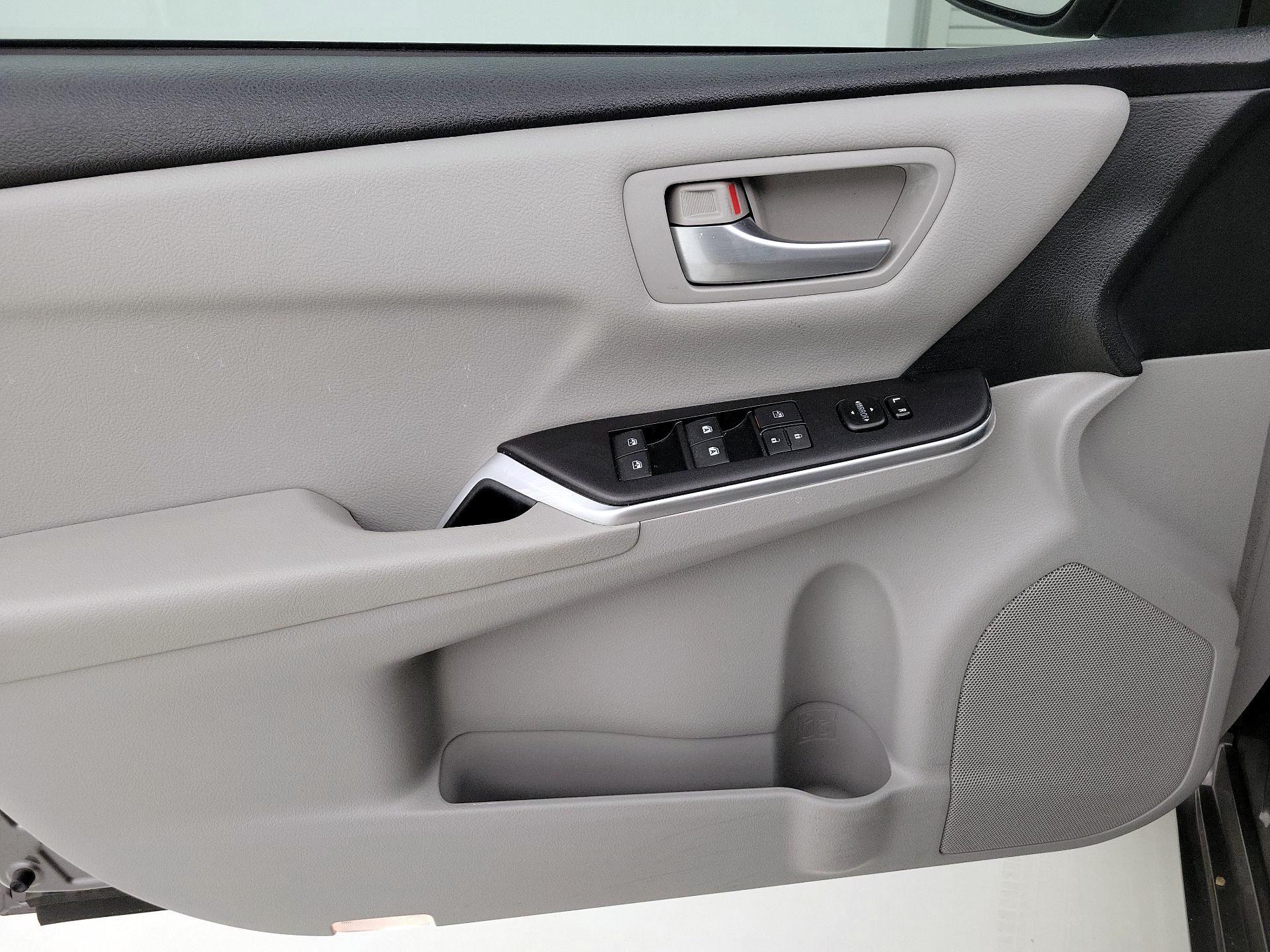 Thumbnail: 2016 Toyota Camry - 12