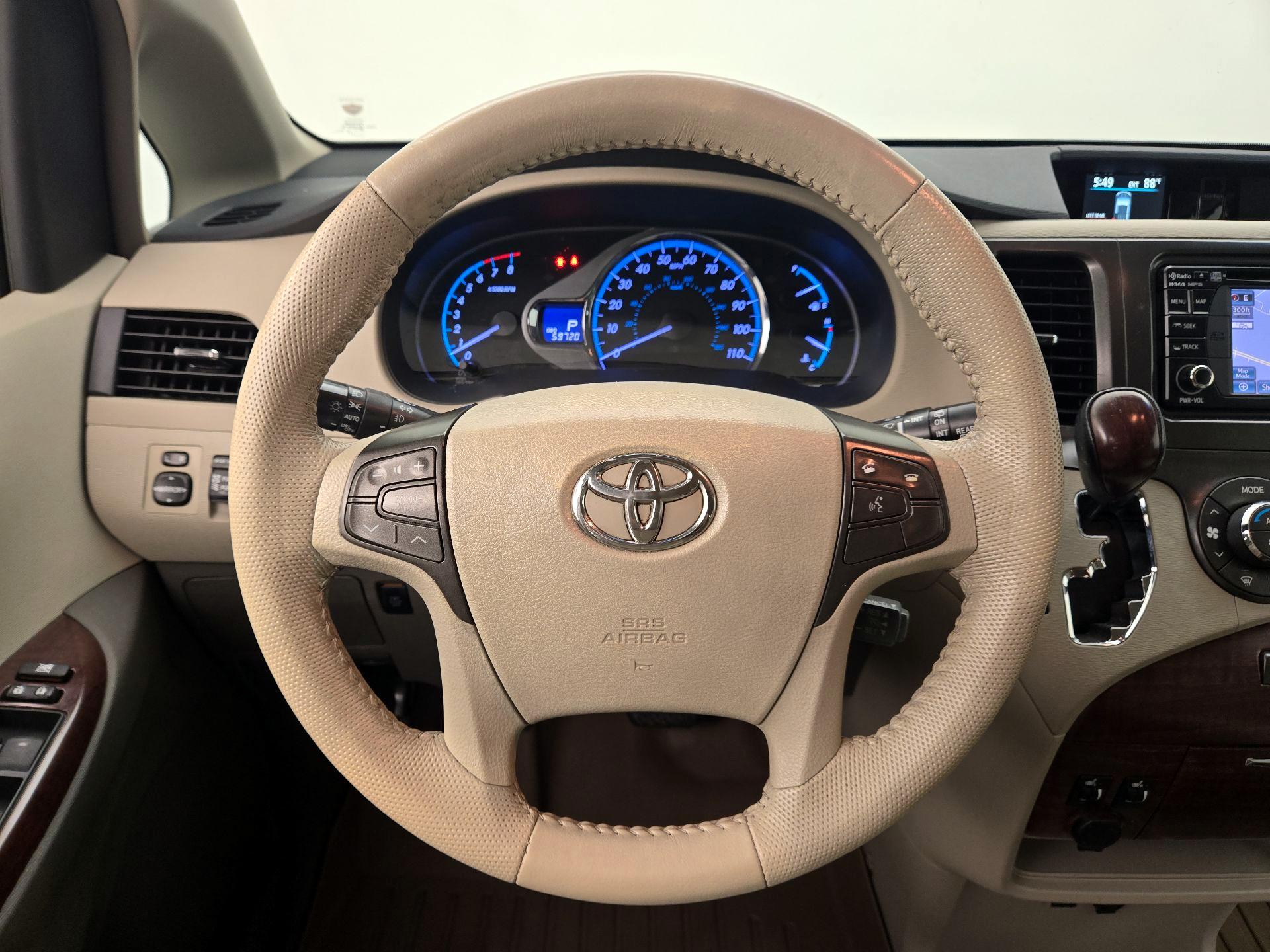Thumbnail: 2014 Toyota Sienna - 10