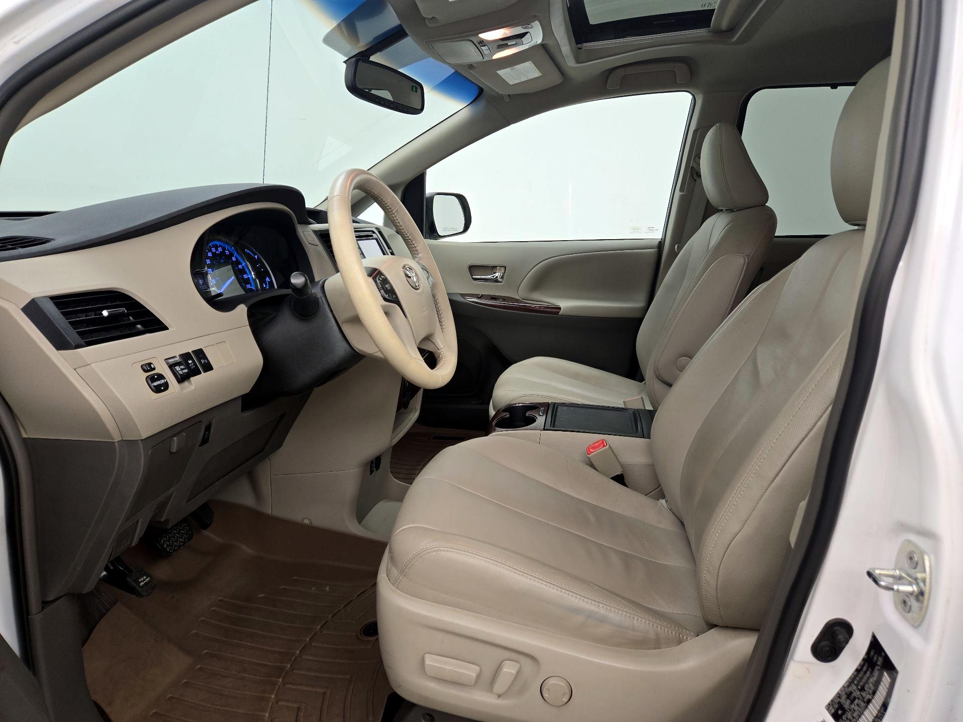 Thumbnail: 2014 Toyota Sienna - 11