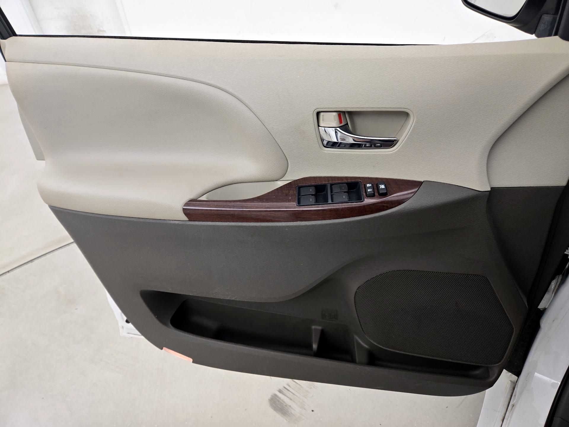 Thumbnail: 2014 Toyota Sienna - 12